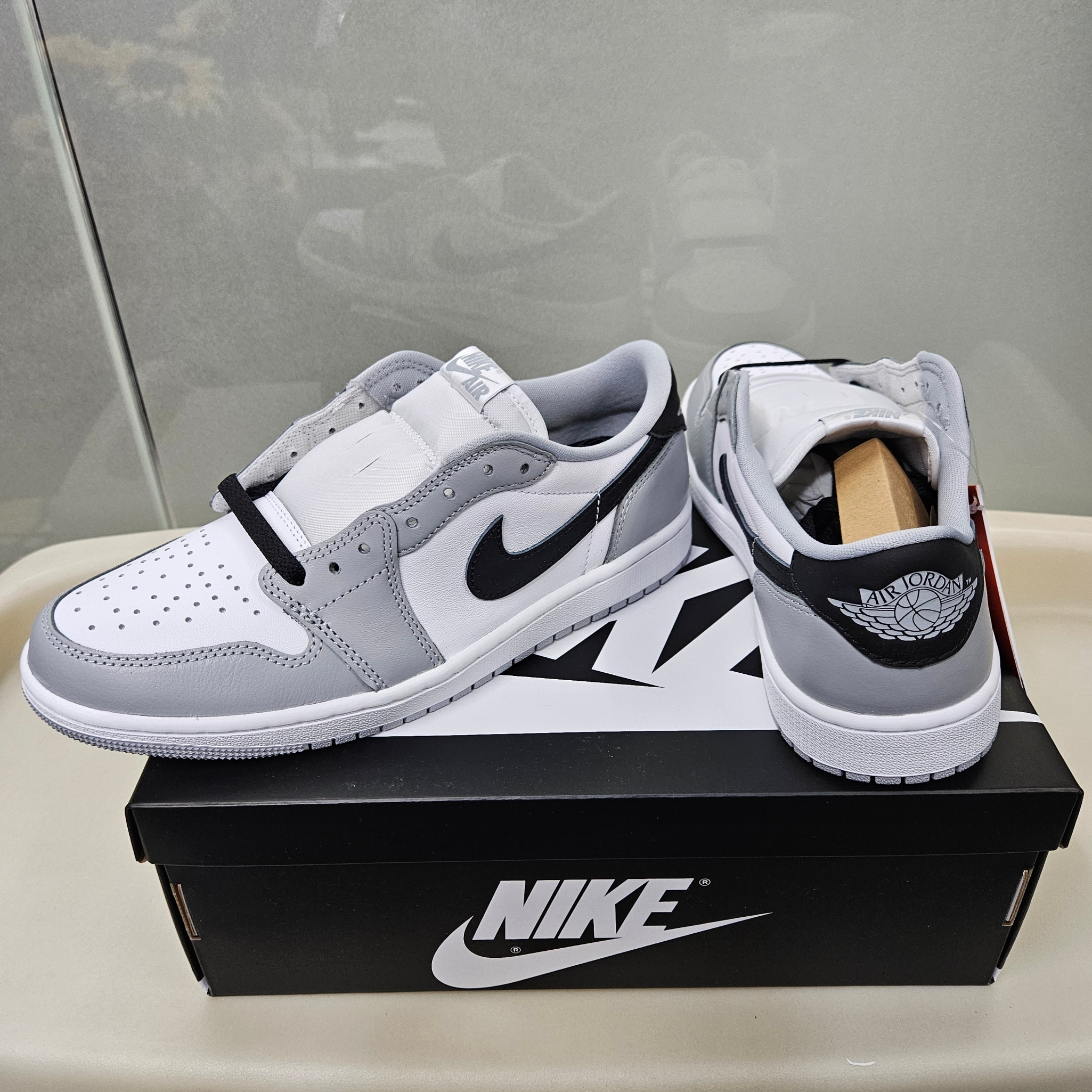 Jordan 1 Retro Low OG Wolf Grey and White 착용 스타일