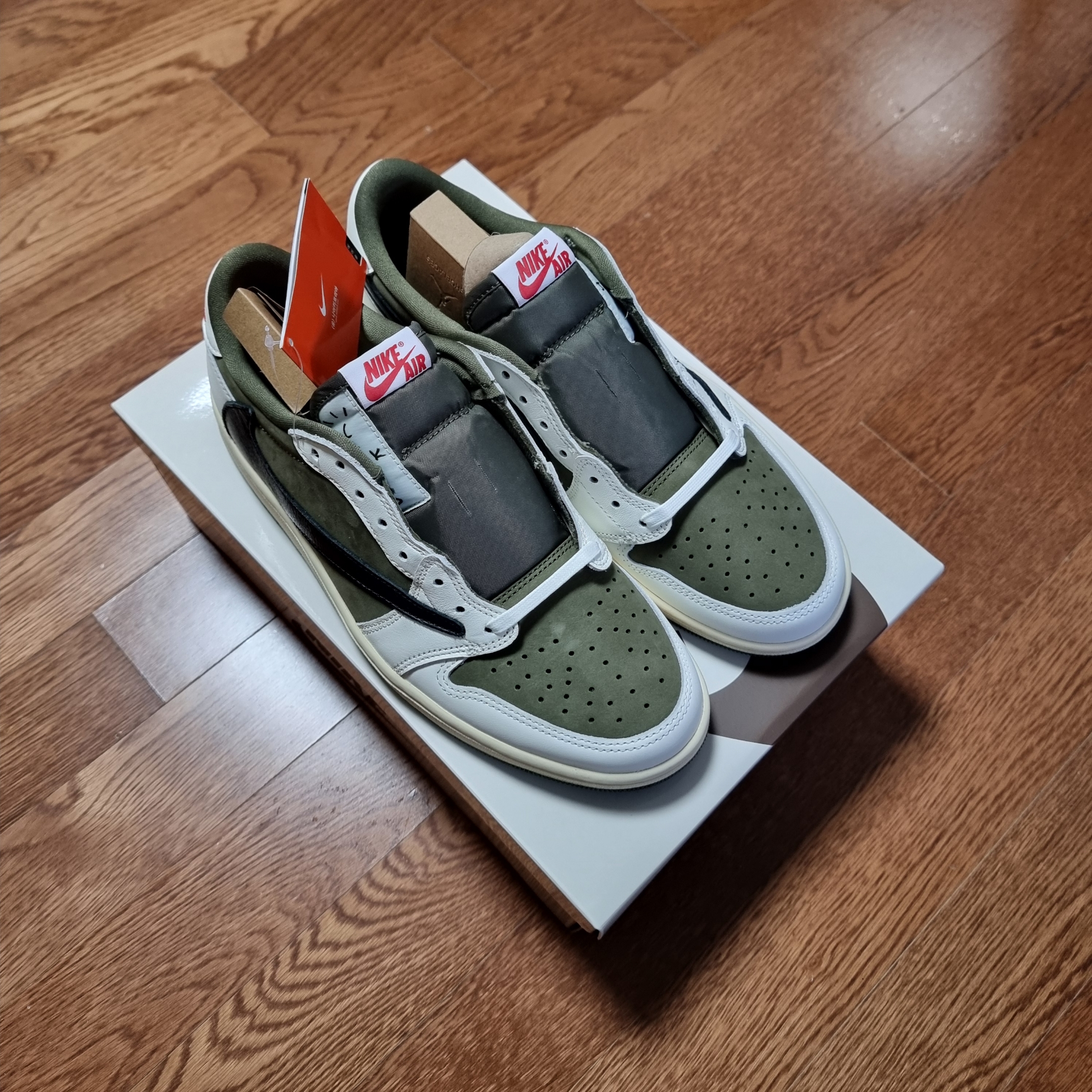 Jordan 1 x Travis Scott Retro Low OG SP Reverse Olive 착용 스타일