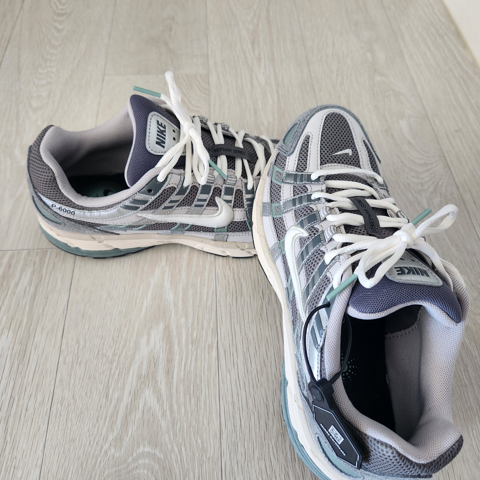 Nike P-6000 Flat Pewter Light Iron Ore 착용 스타일