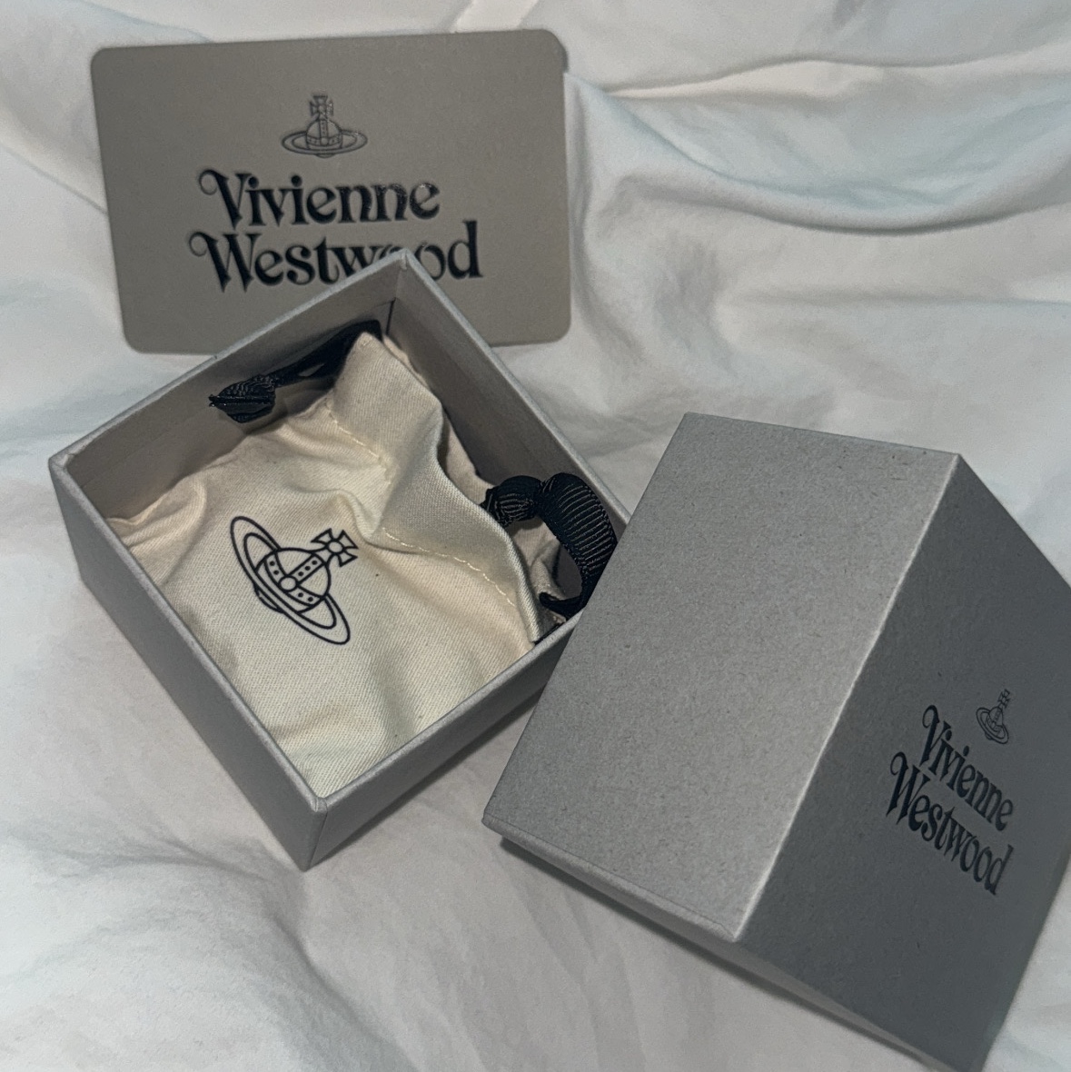 Vivienne Westwood Ariella Pendant Platinum 착용 스타일