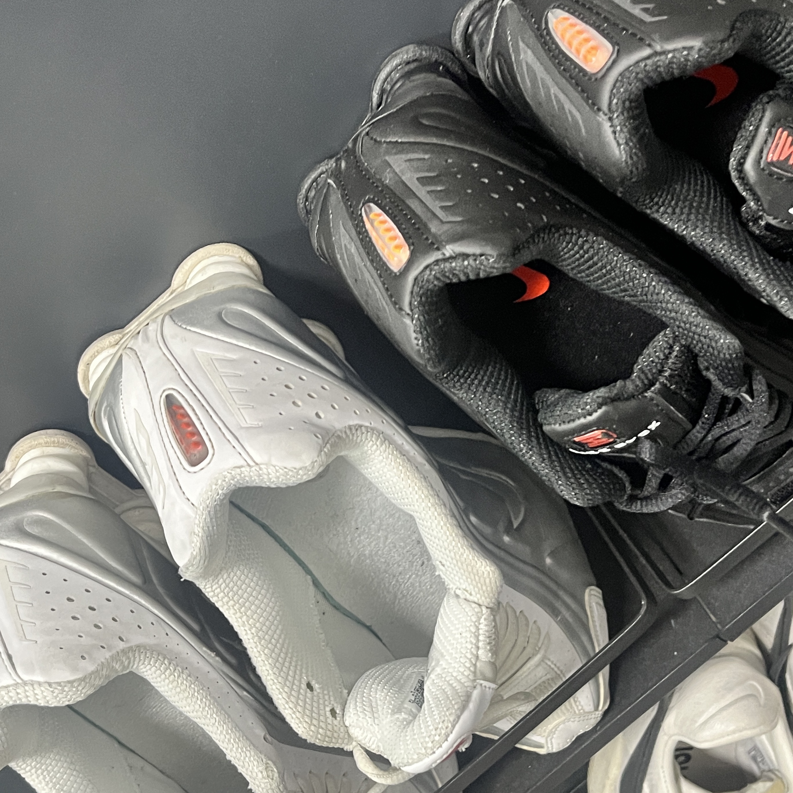 (W) Nike Shox R4 Black 착용 스타일 - 2