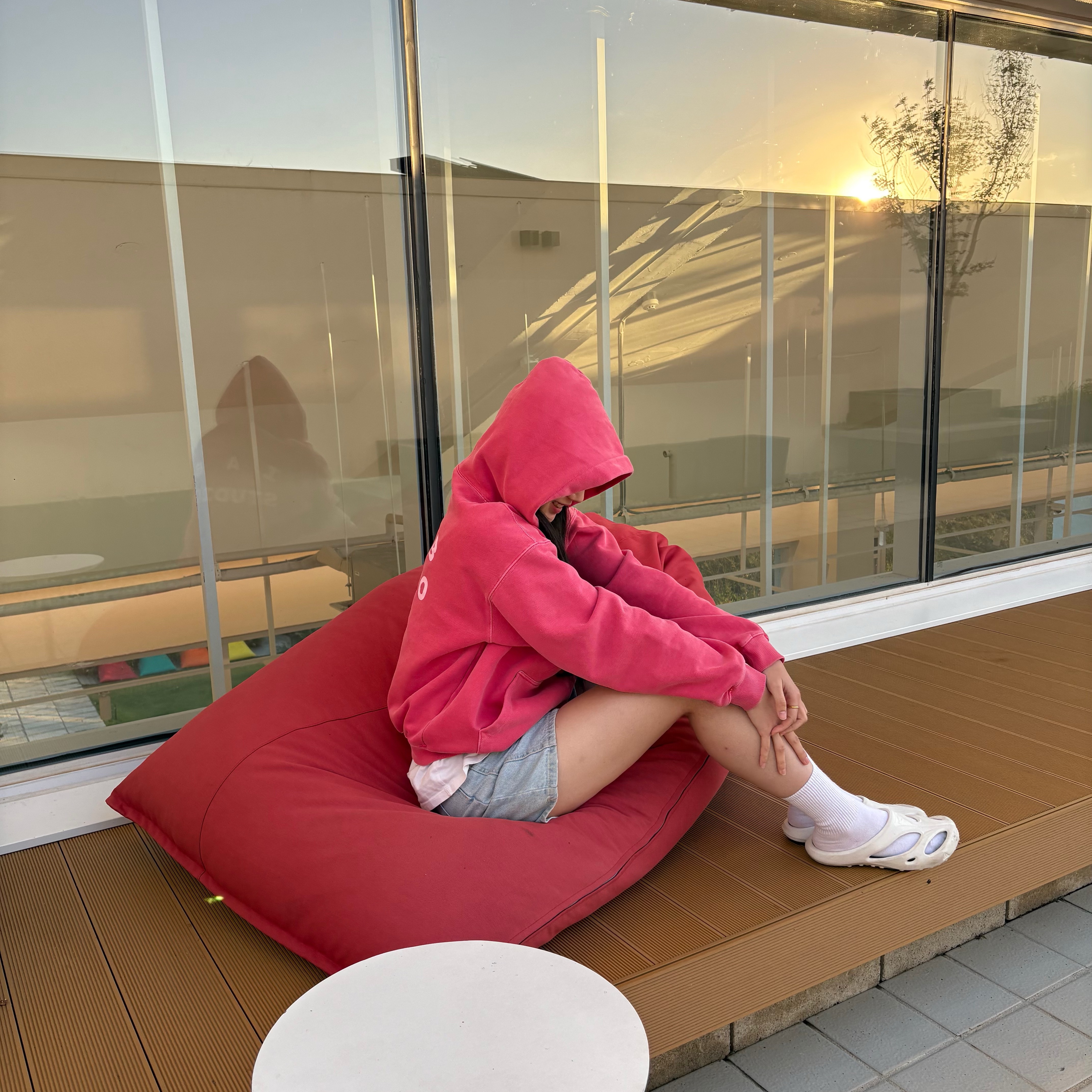 IAB Studio Pigment Hoodie Coral 착용 스타일 - 3