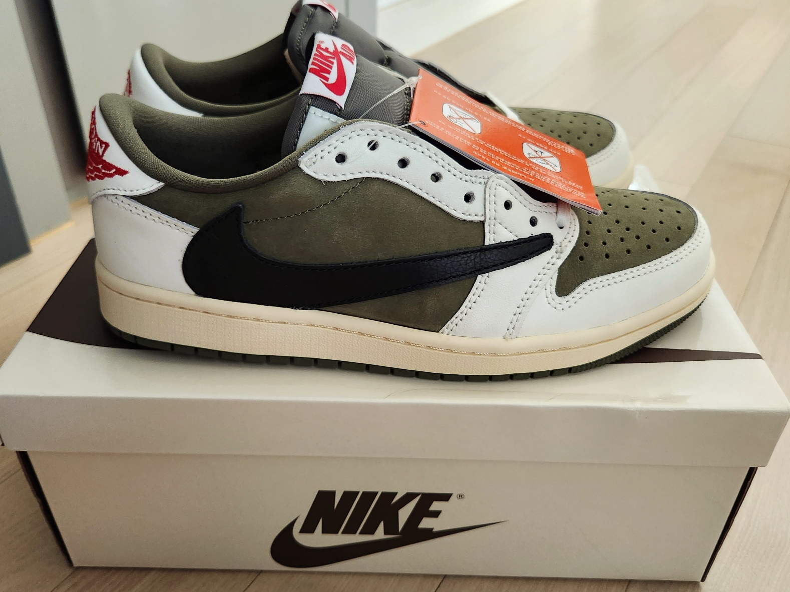 Jordan 1 x Travis Scott Retro Low OG SP Reverse Olive 착용 스타일 - 2