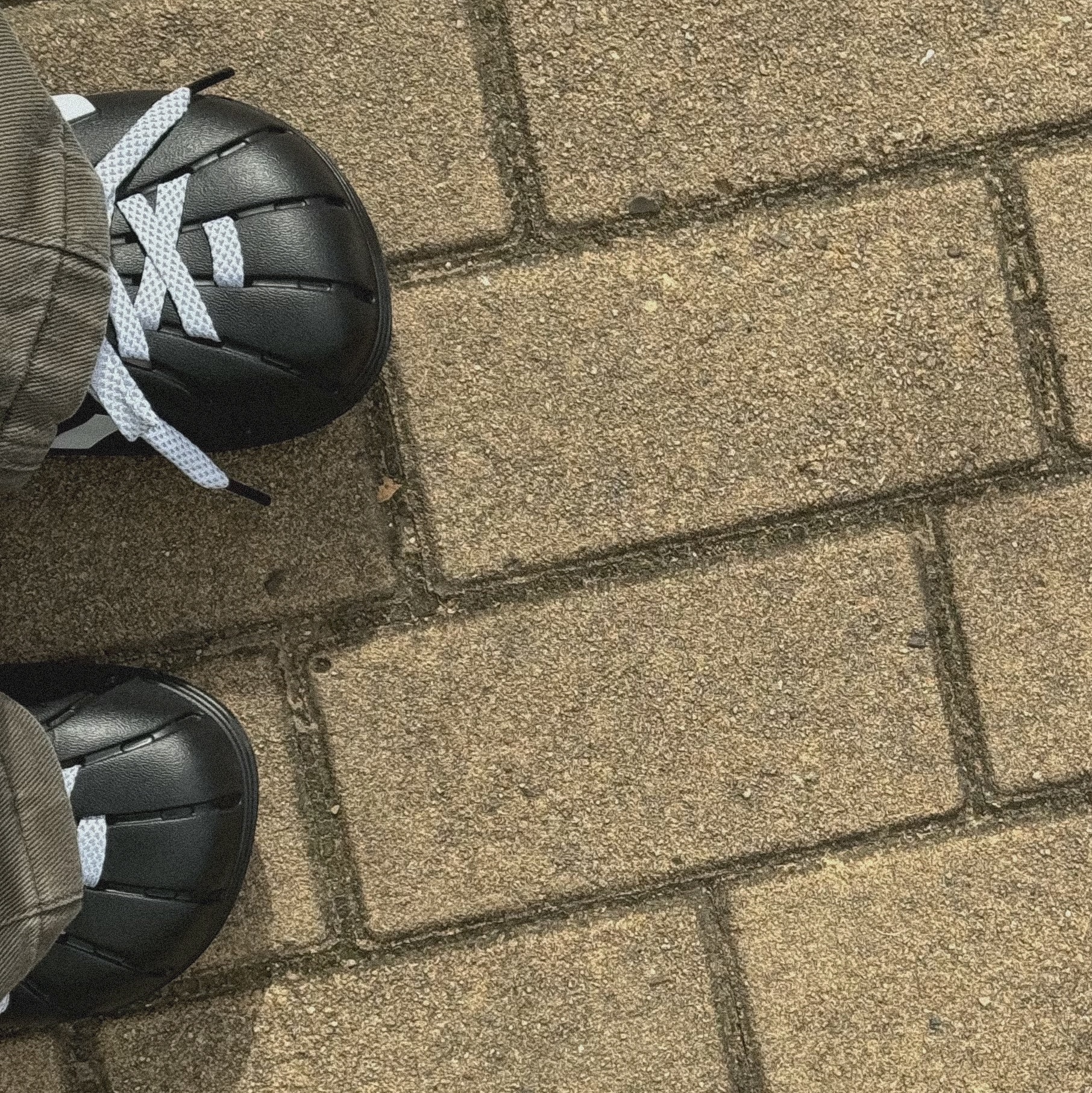 Adidas Adilette Clog Black White 착용 스타일