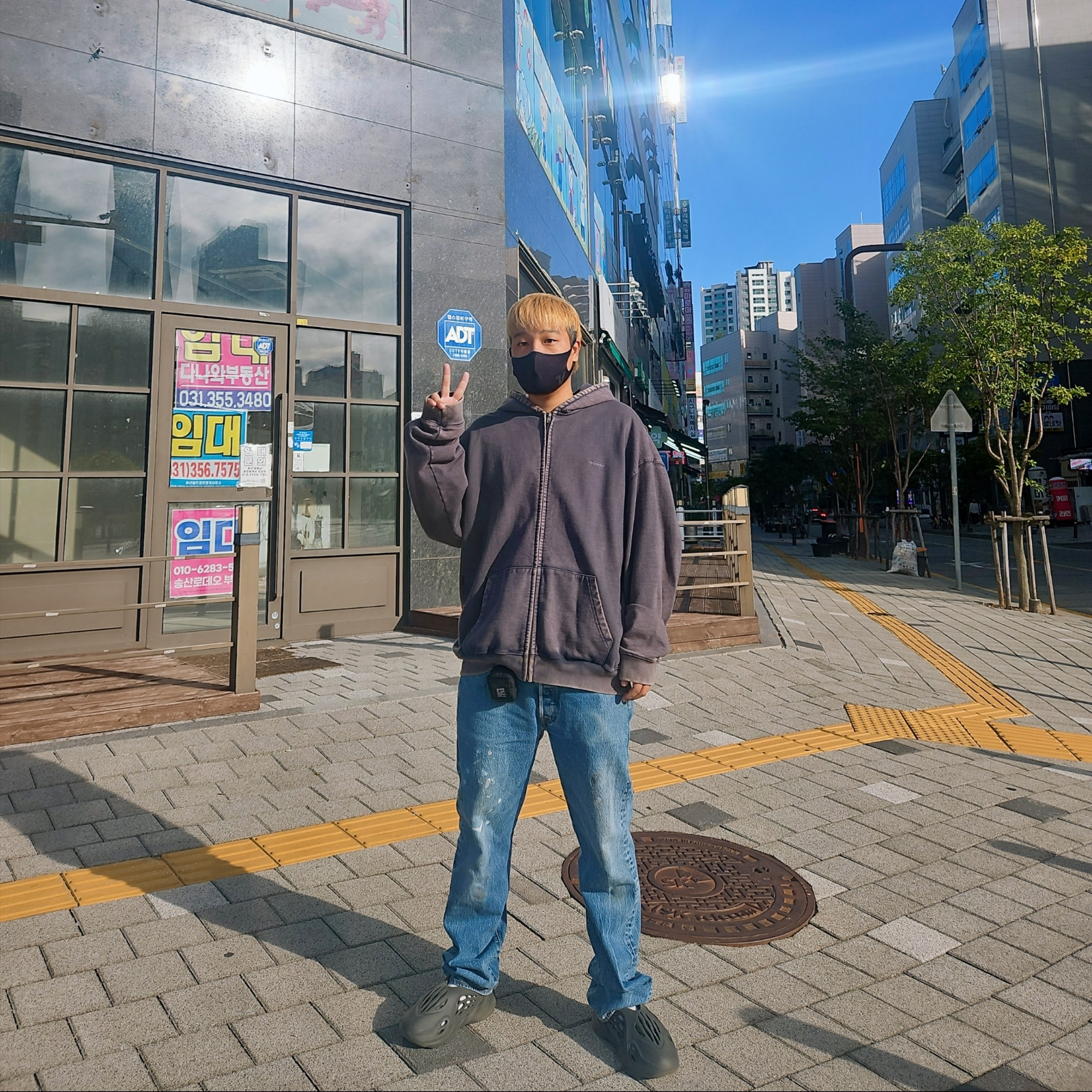 Farfromwhat Far Washed Small Logo Hoodie Zip-Up Navy, Adidas Yeezy Foam RNNR Carbon 착용 스타일 - 1