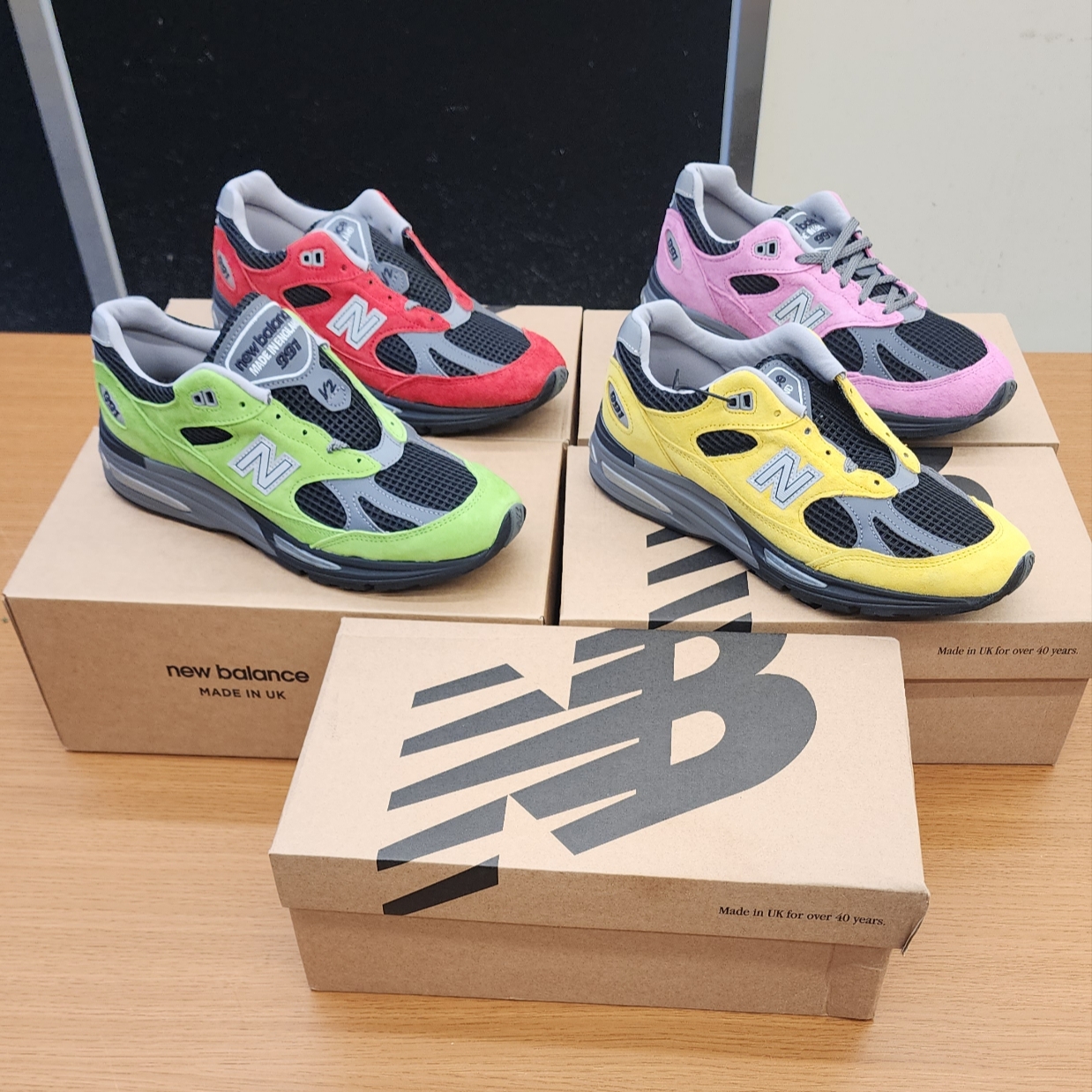 New Balance 991v2 Made in UK Yellow Black - Casestudy Exclusive, New Balance 991v2 Made in UK Black Pink 착용 스타일