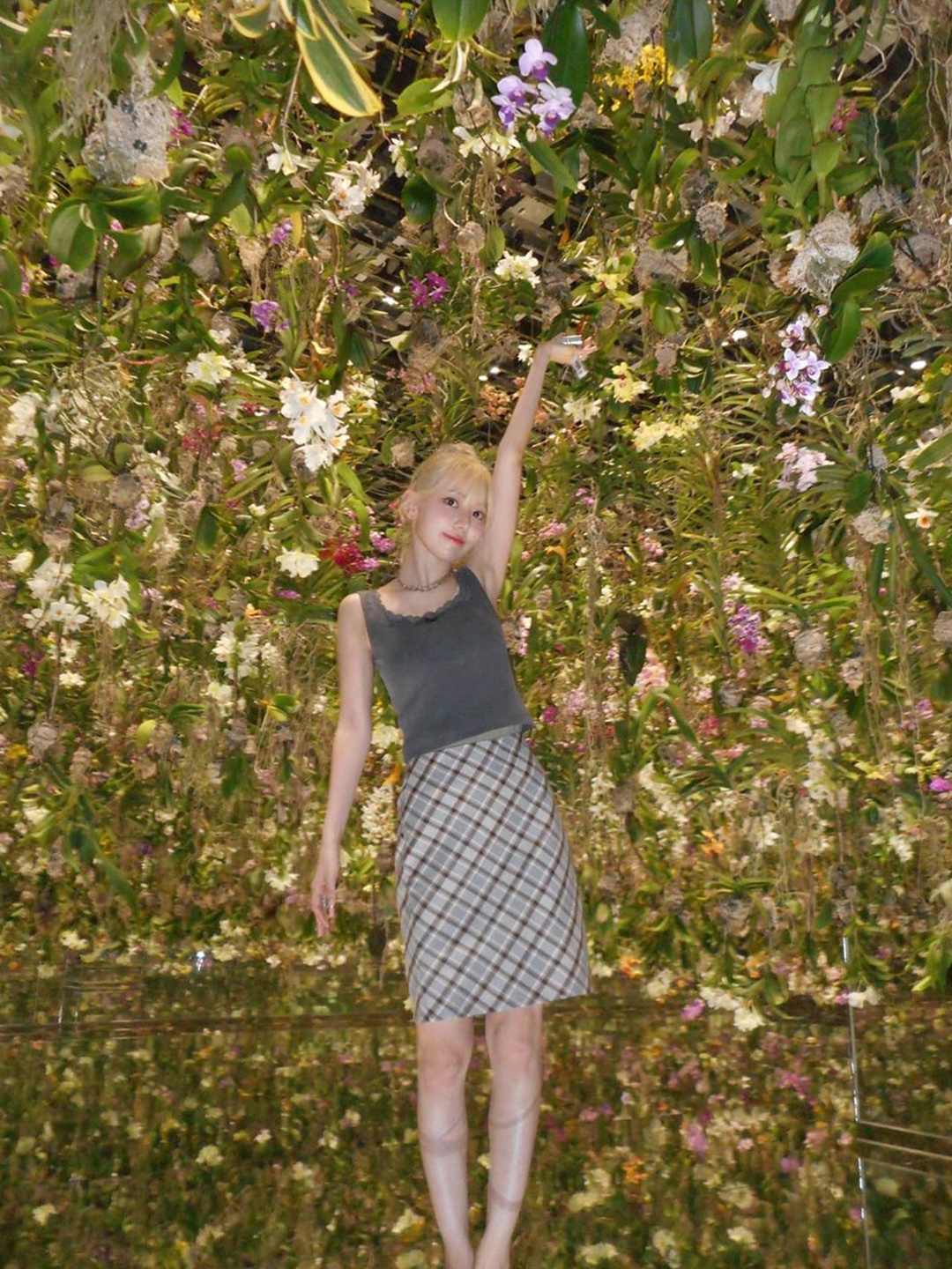 (W) Prada Embroidered Habutai Silk Midi-Skirt Chlorophyll Green, Margarin Fingers Check Frill Midi Skirt Navy 착용 스타일 - 4