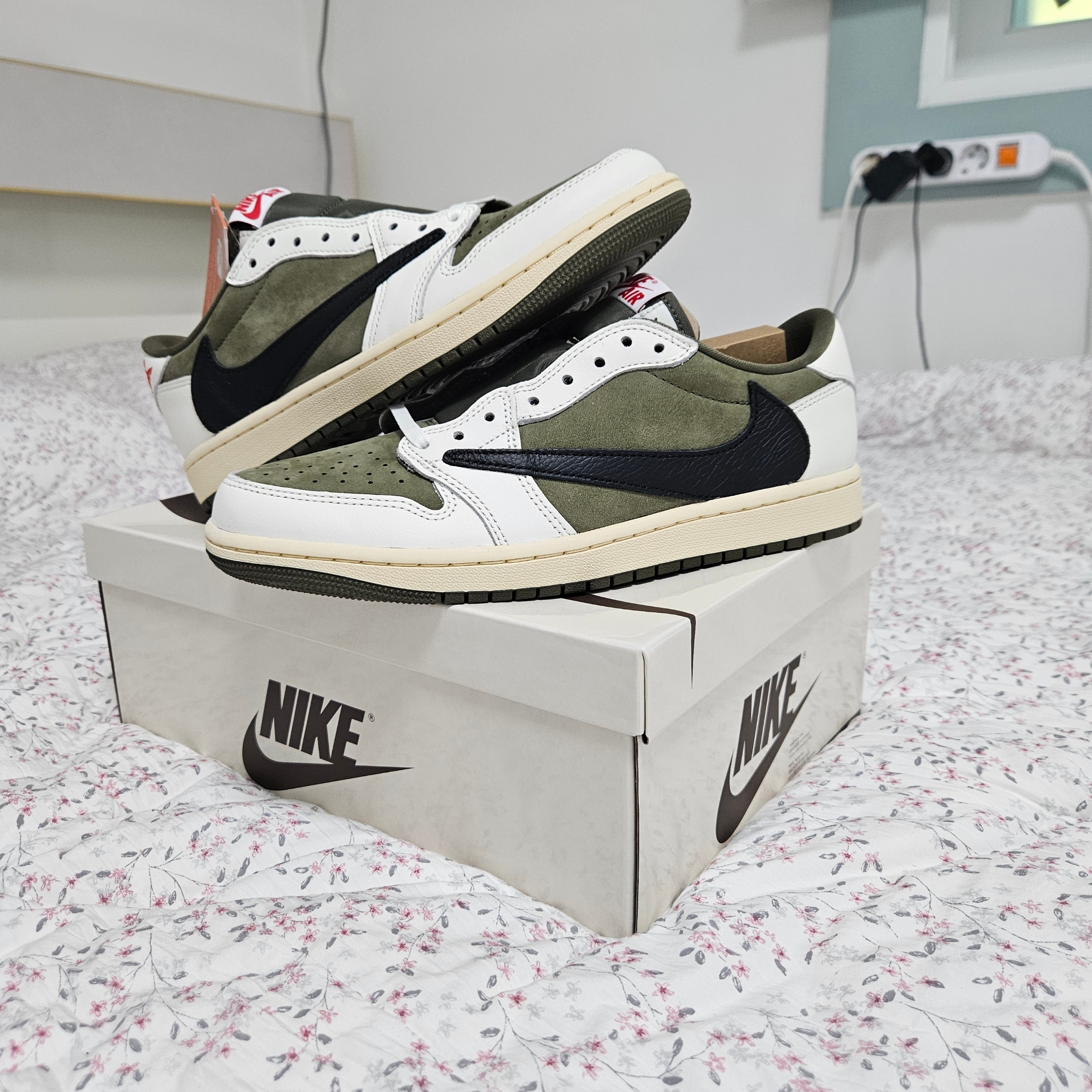 Jordan 1 x Travis Scott Retro Low OG SP Reverse Olive 착용 스타일 - 1