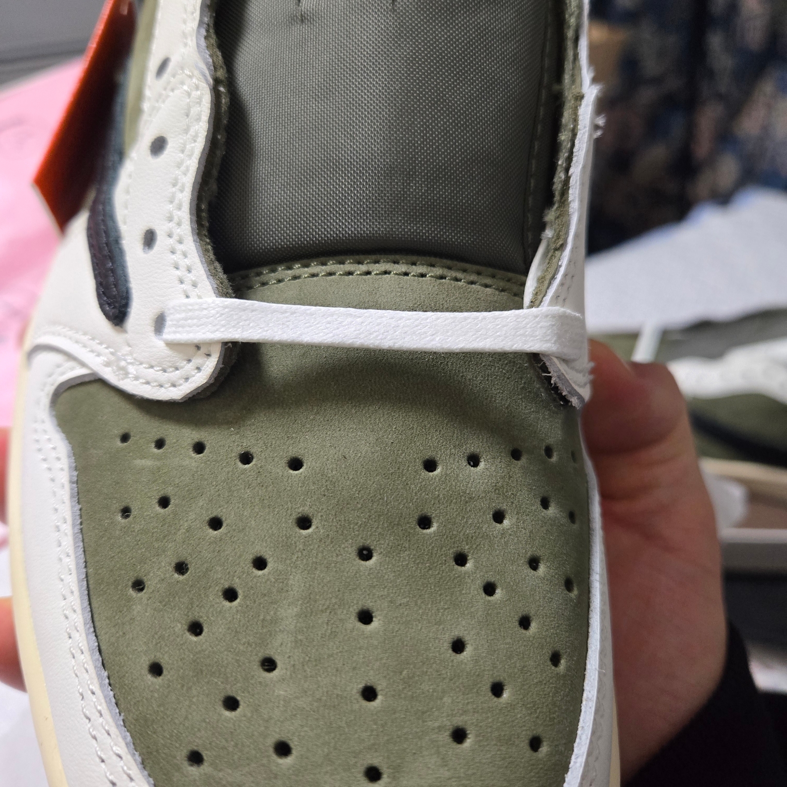 Jordan 1 x Travis Scott Retro Low OG SP Reverse Olive 착용 스타일 - 4
