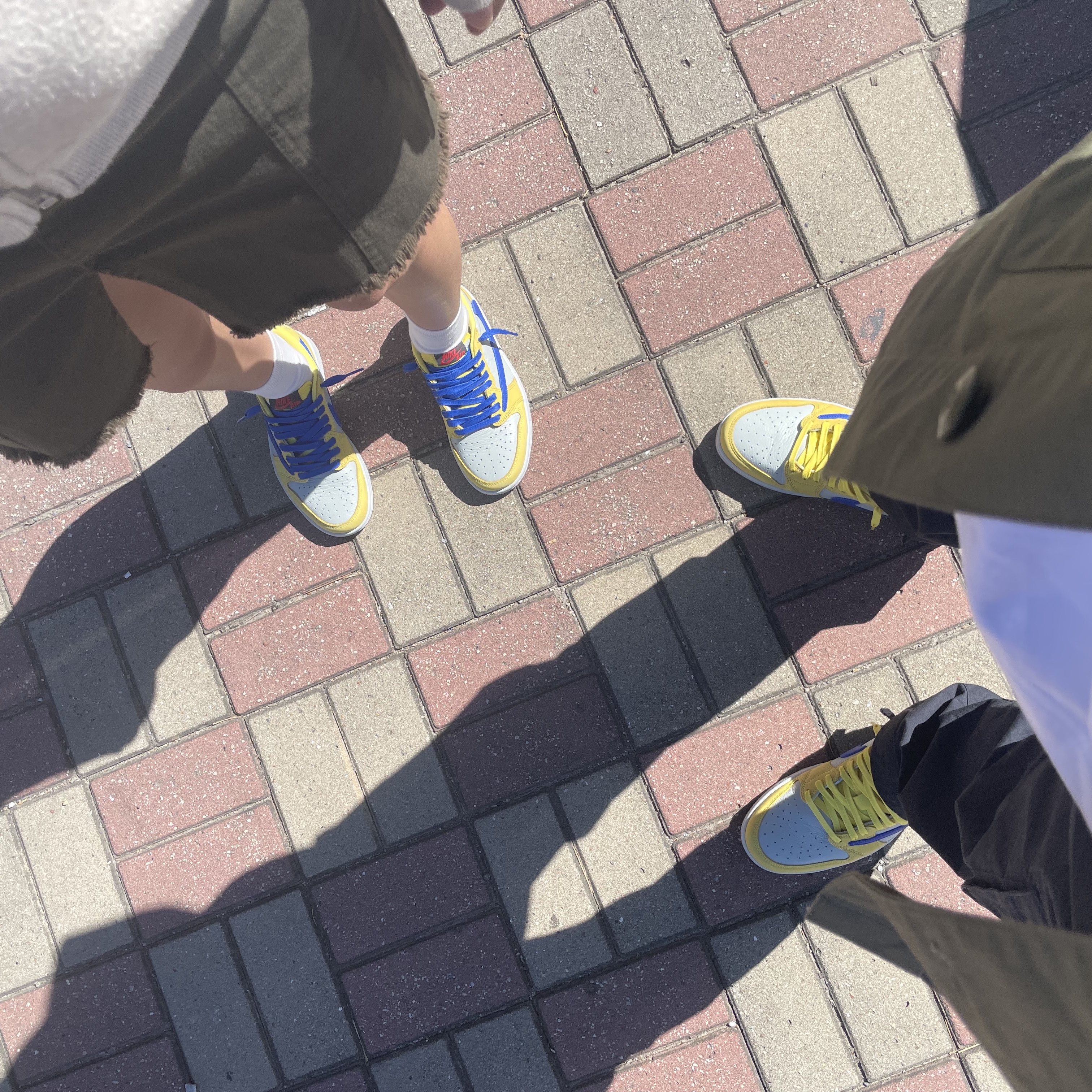 (W) Jordan 1 x Travis Scott Retro Low OG SP Canary 착용 스타일 - 1