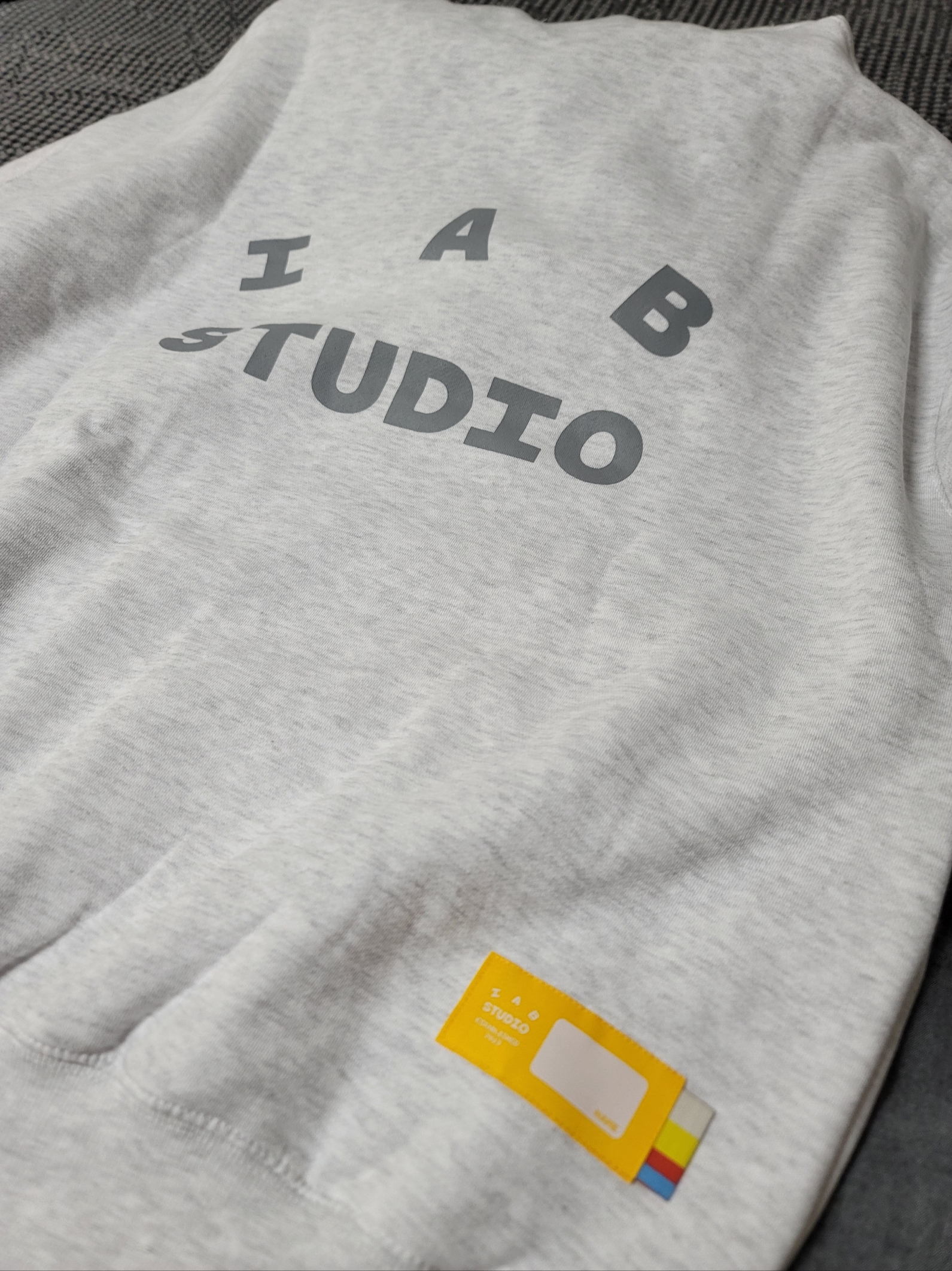IAB Studio Hoodie Light Gray 착용 스타일 - 2