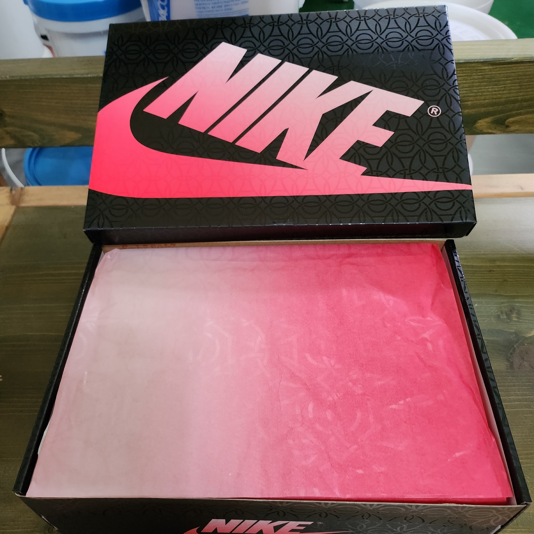 Jordan 1 x Paris Saint-Germain Retro Low OG Sail and Off Noir 착용 스타일 - 4