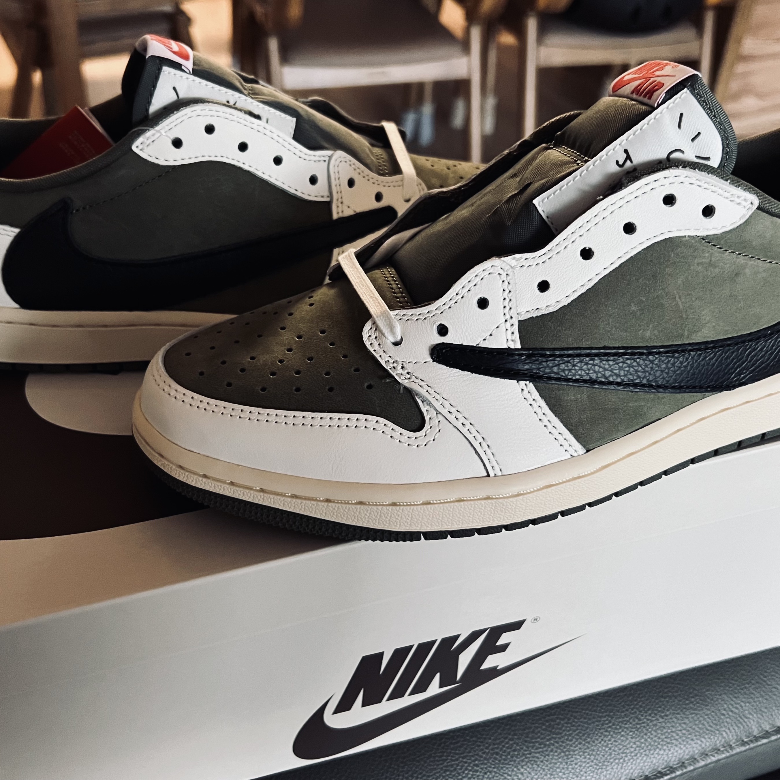 Jordan 1 x Travis Scott Retro Low OG SP Reverse Olive 착용 스타일