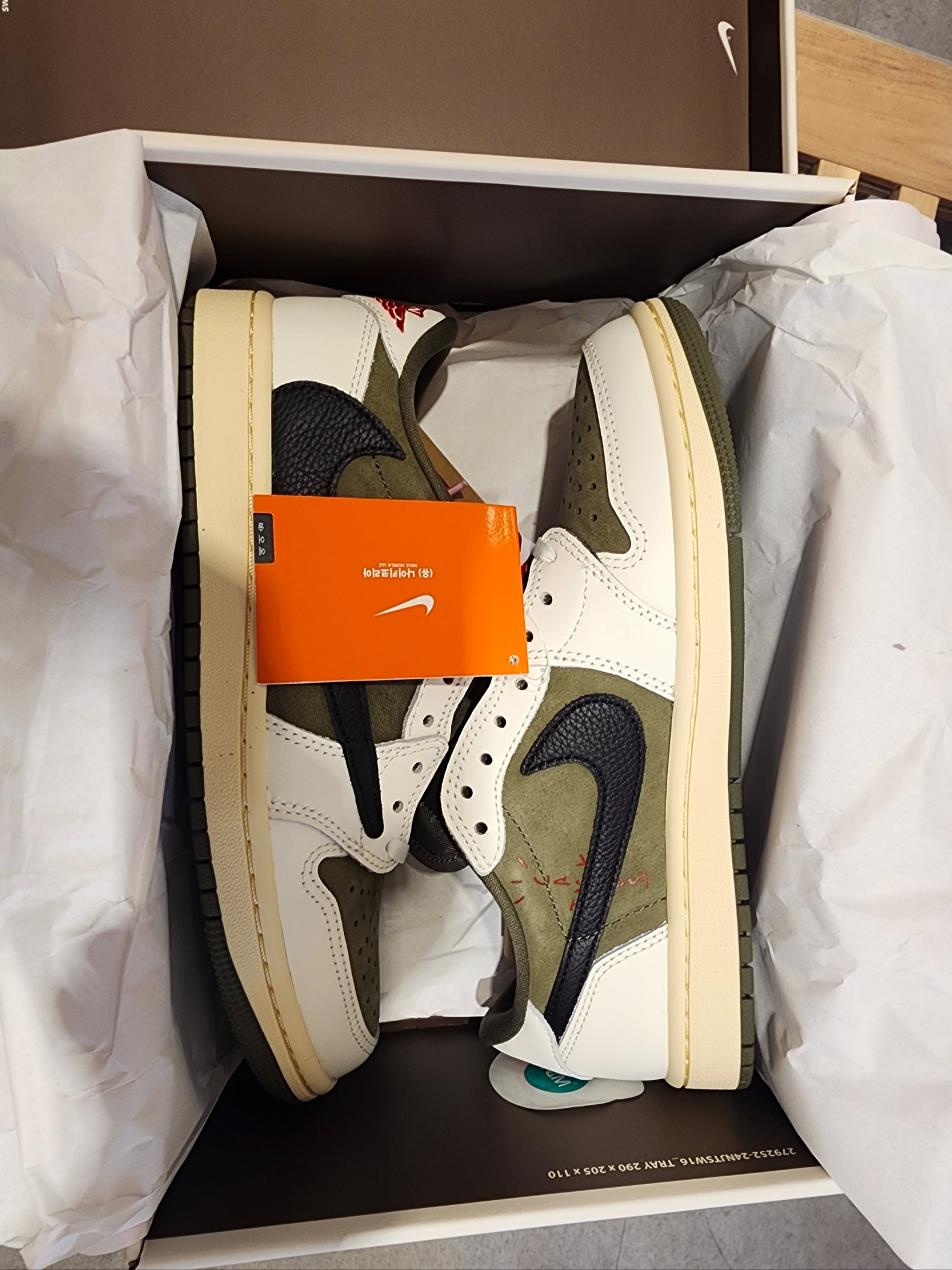 Jordan 1 x Travis Scott Retro Low OG SP Reverse Olive 착용 스타일 - 4