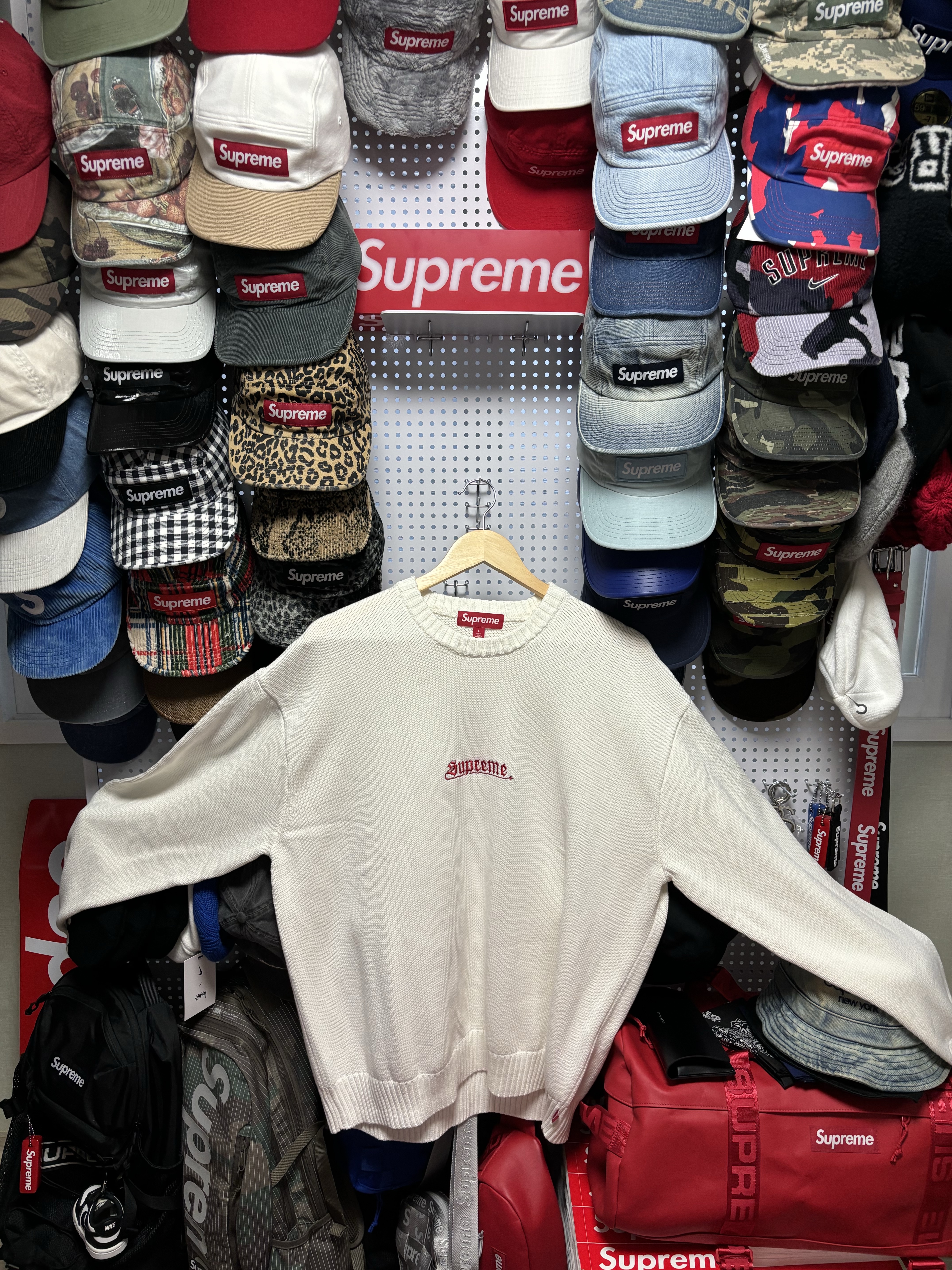 Supreme Old English Sweater Ivory - 24SS 착용 스타일