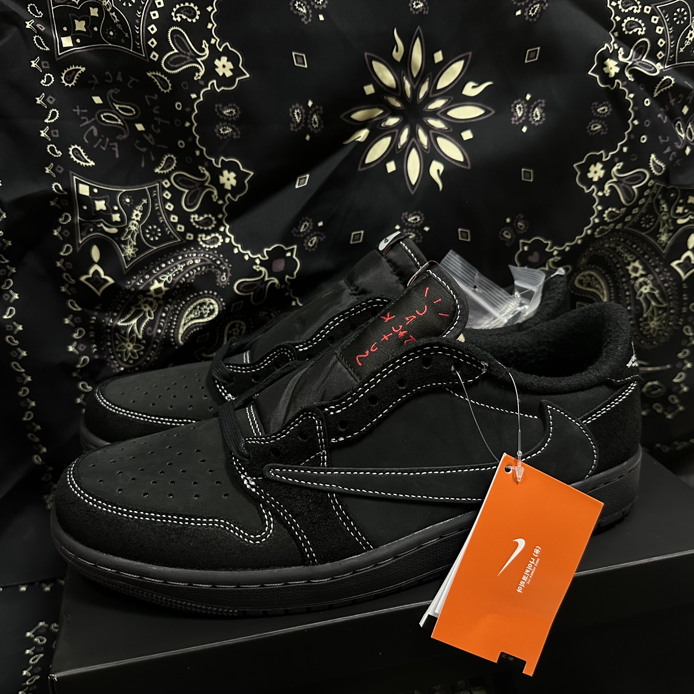 Jordan 1 x Travis Scott Retro Low OG SP Black Phantom 착용 스타일