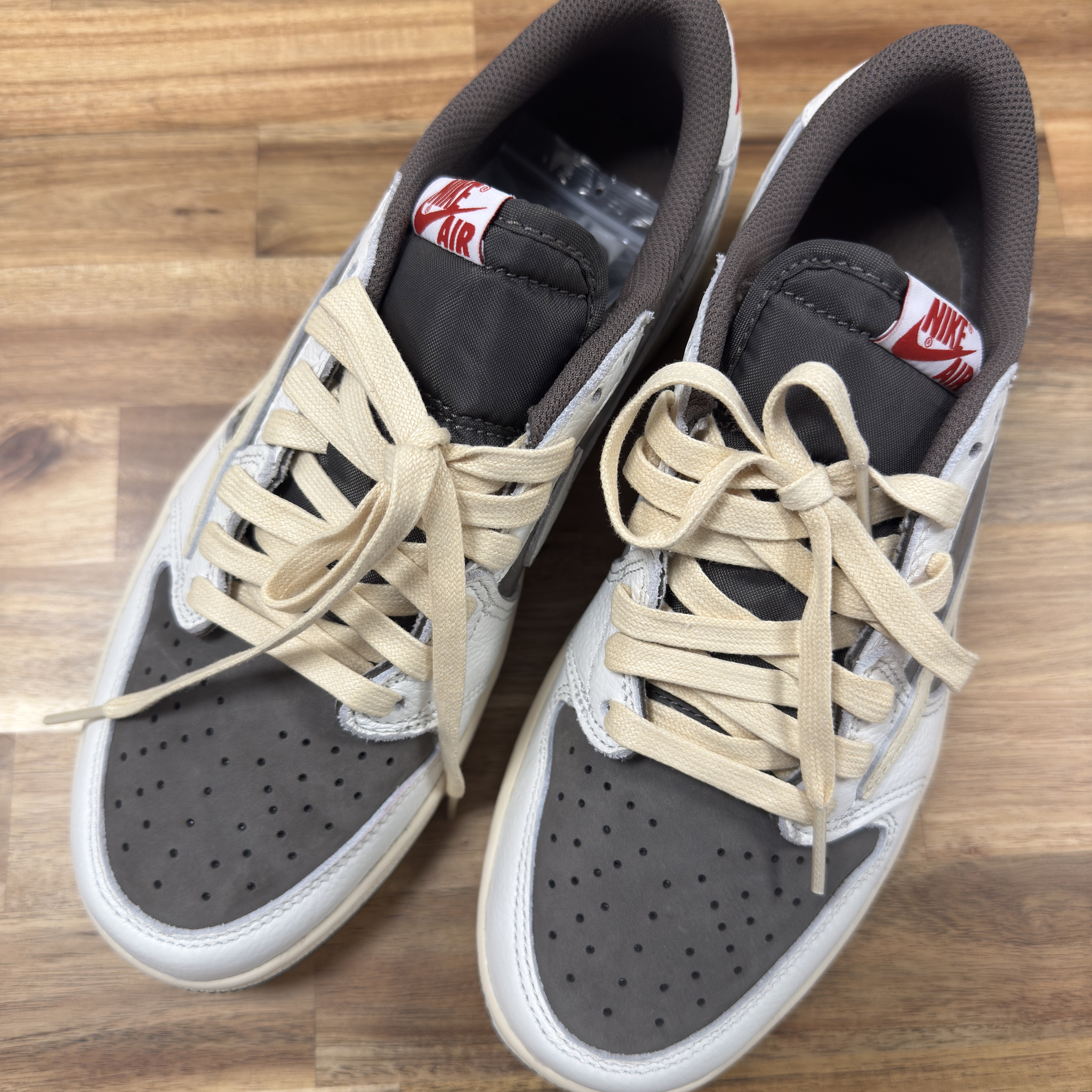 Jordan 1 x Travis Scott Retro Low OG SP Sail and Ridgerock 착용 스타일 - 1