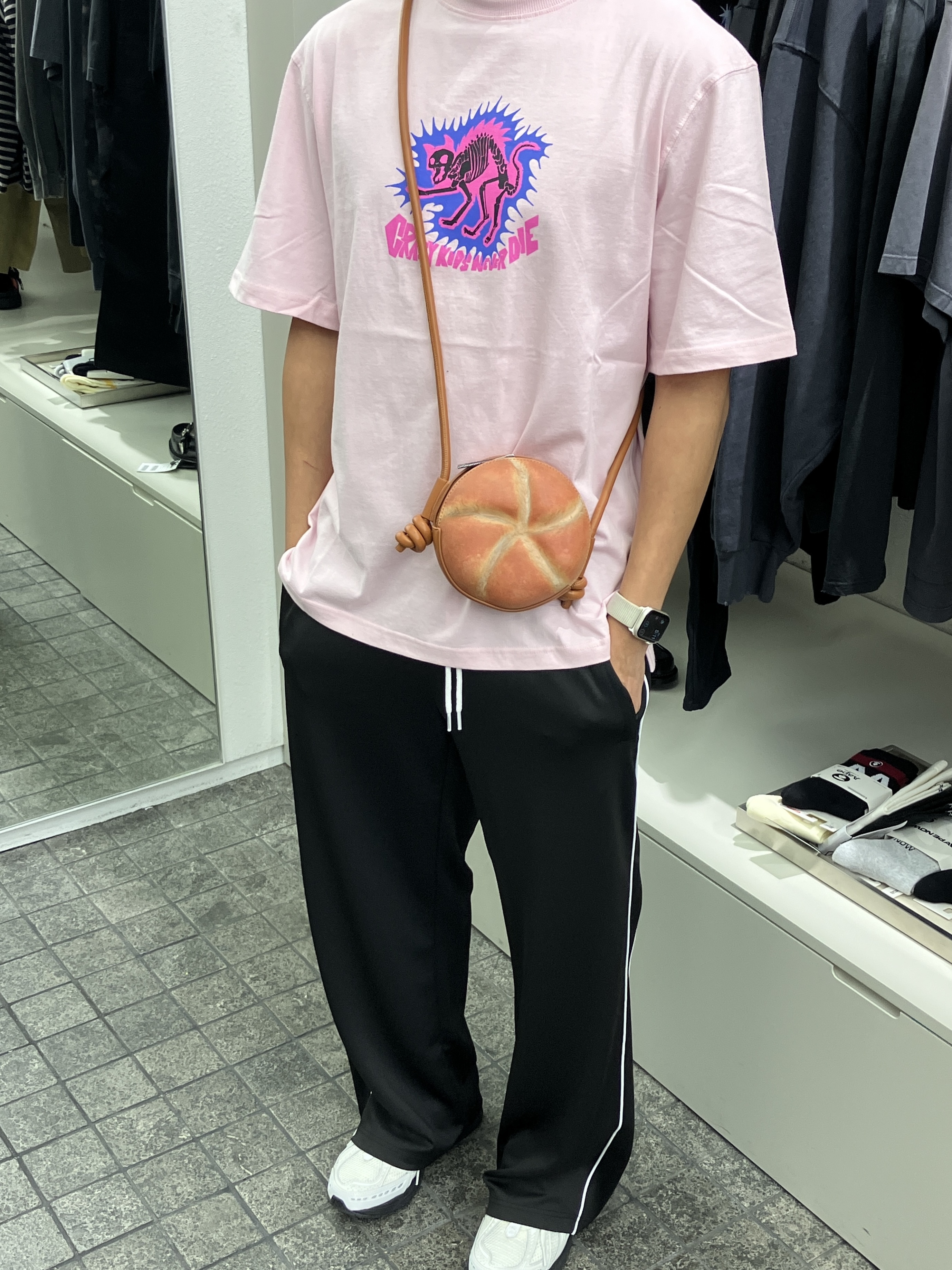 LE SSERAFIM Bread Bag, LE SSERAFIM S/S T-Shirt Pink 착용 스타일