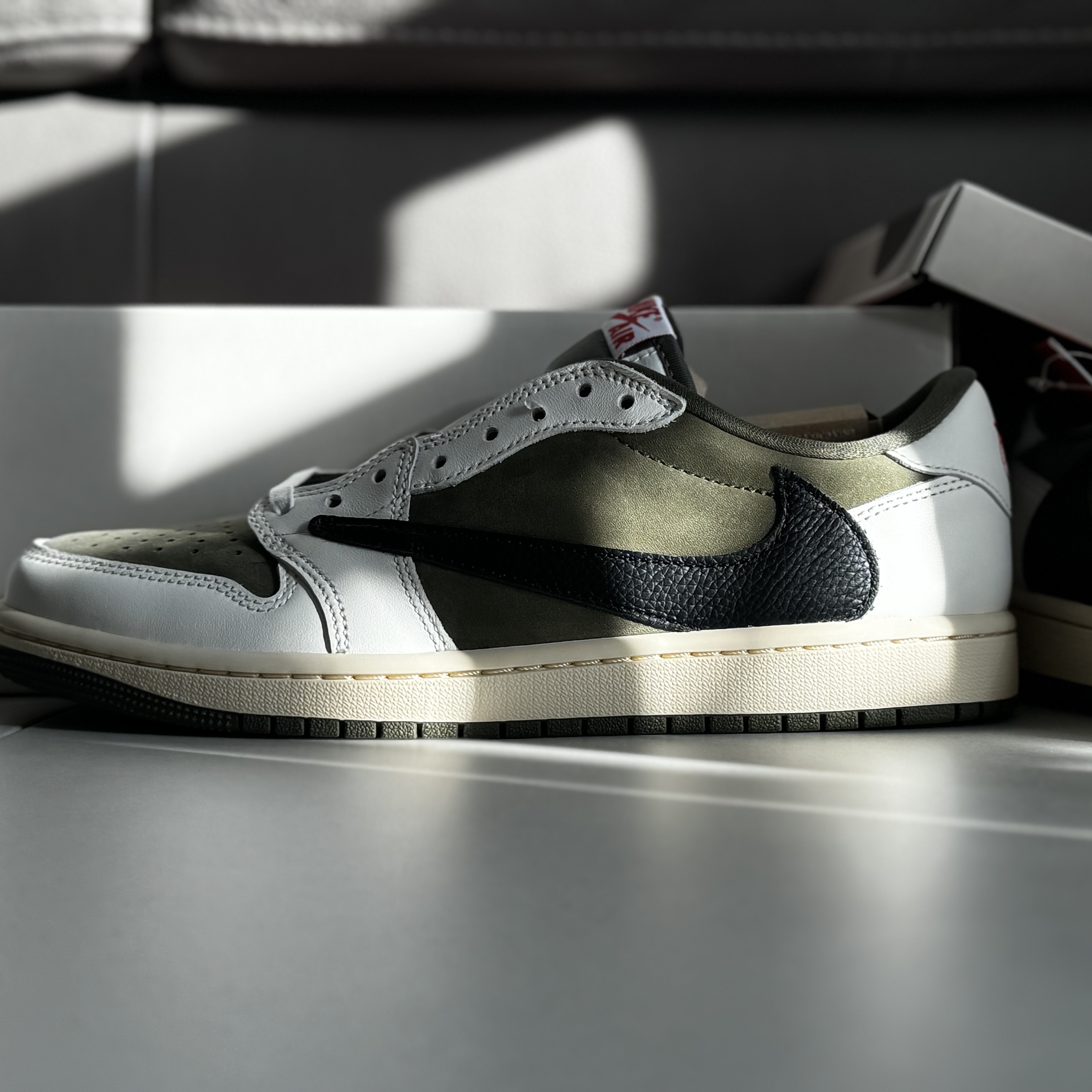 Jordan 1 x Travis Scott Retro Low OG SP Reverse Olive 착용 스타일 - 1