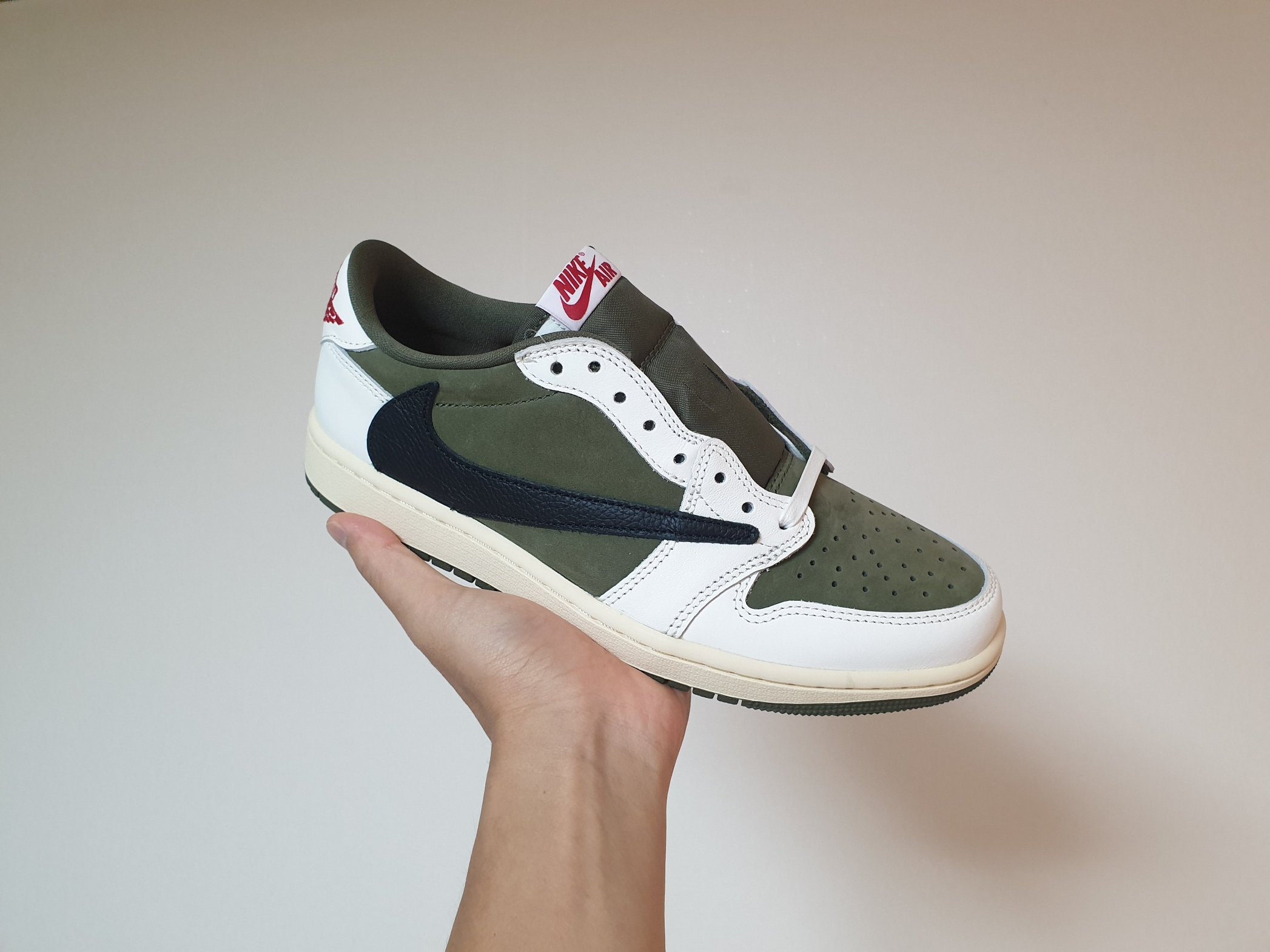 Jordan 1 x Travis Scott Retro Low OG SP Reverse Olive 착용 스타일 - 2