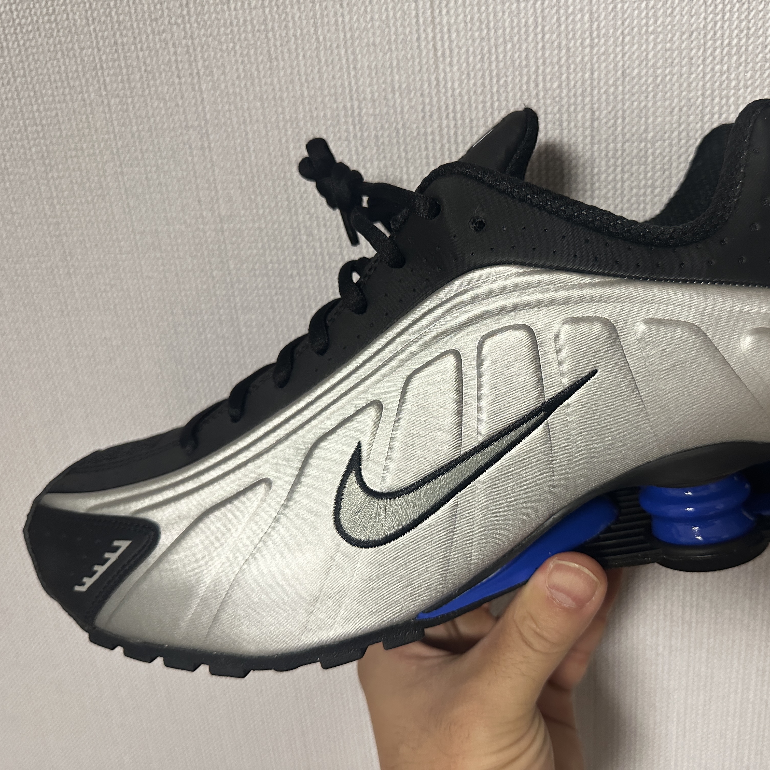 (W) Nike Shox R4 Metallic Silver and Black 착용 스타일 - 2