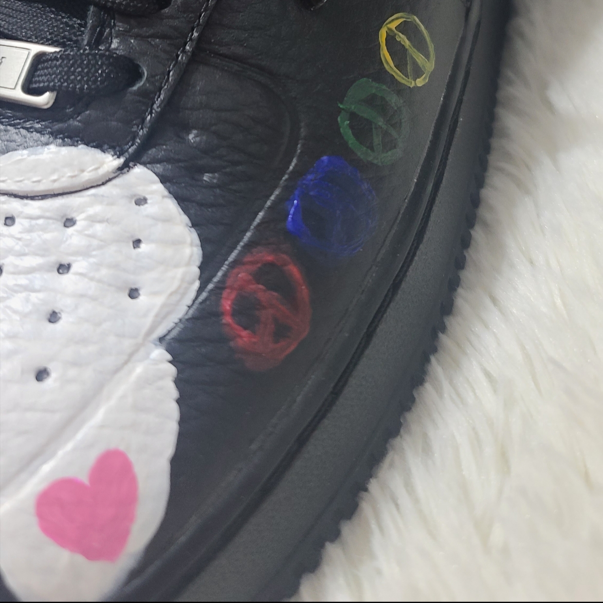 Nike Air Force 1 '07 Low Triple Black, Nike Air Force 1 '07 Pro-Tech Waterproof Black Clear 착용 스타일 - 4