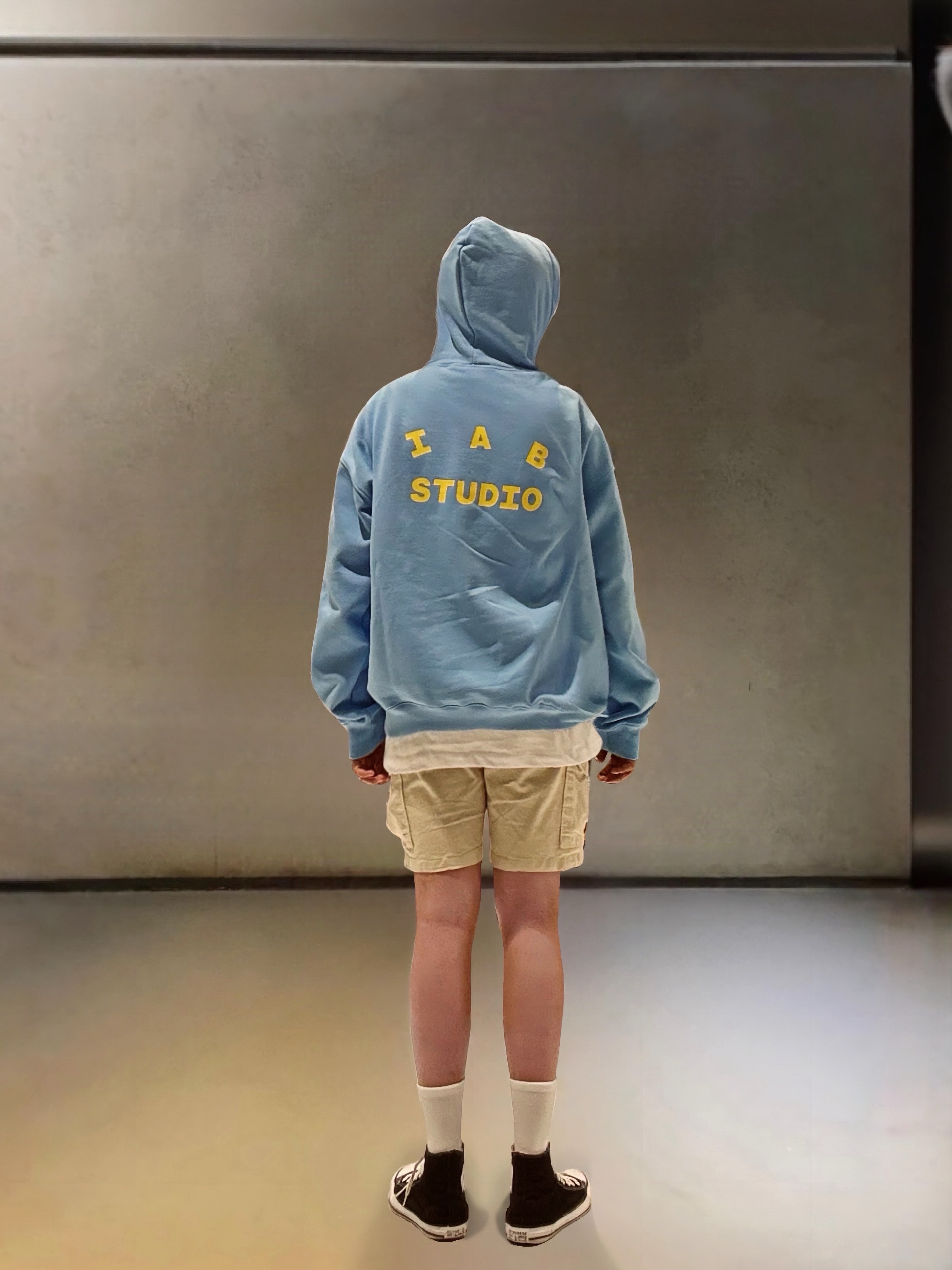 IAB Studio Hoodie Sky Blue Lemon 착용 스타일 - 1