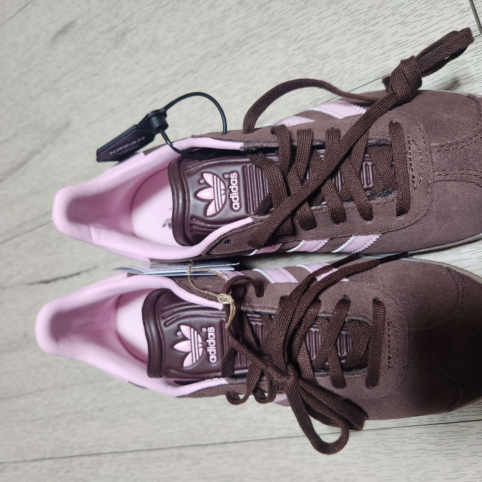 Adidas Gazelle Auburn Clear Pink 착용 스타일 - 2