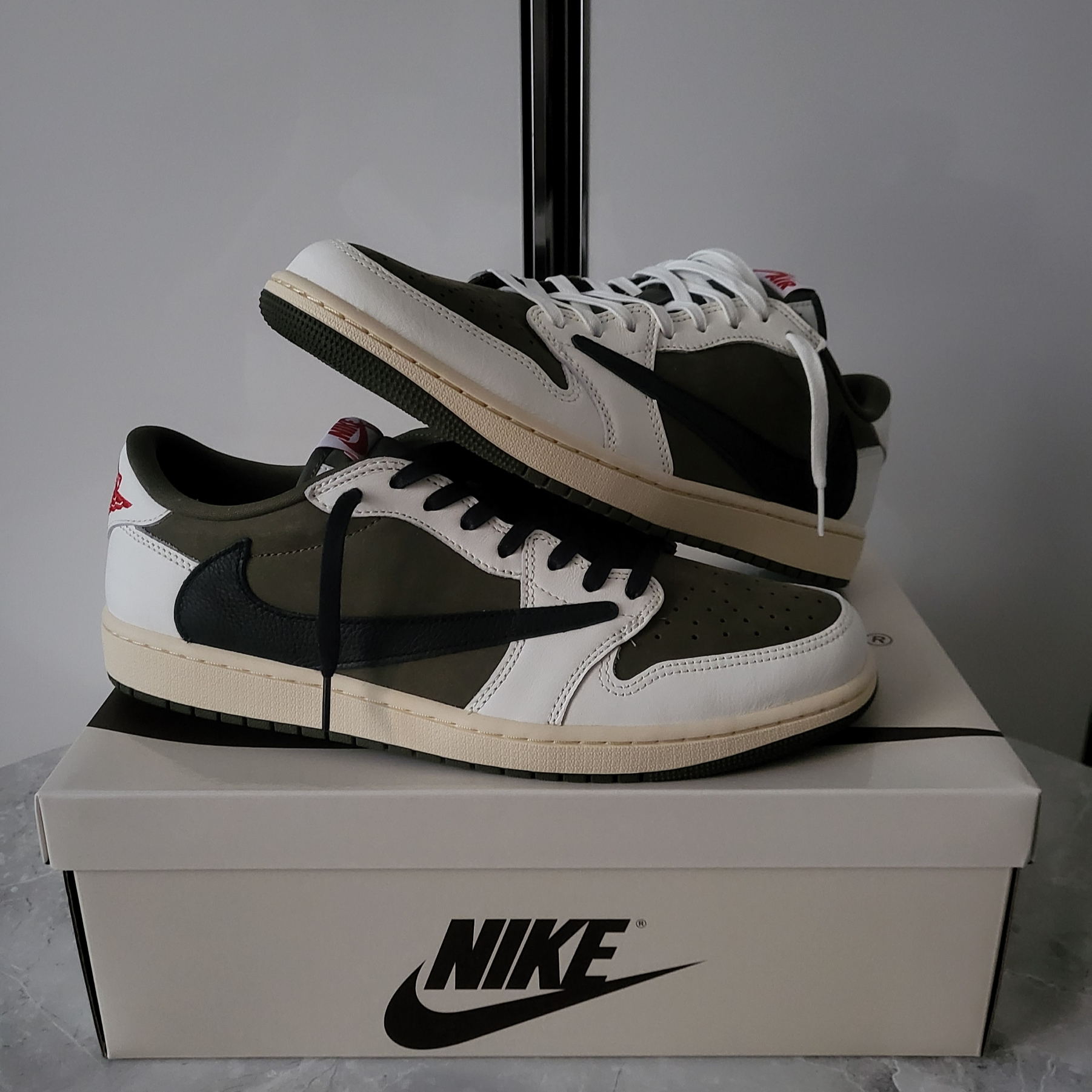 Jordan 1 x Travis Scott Retro Low OG SP Reverse Olive 착용 스타일