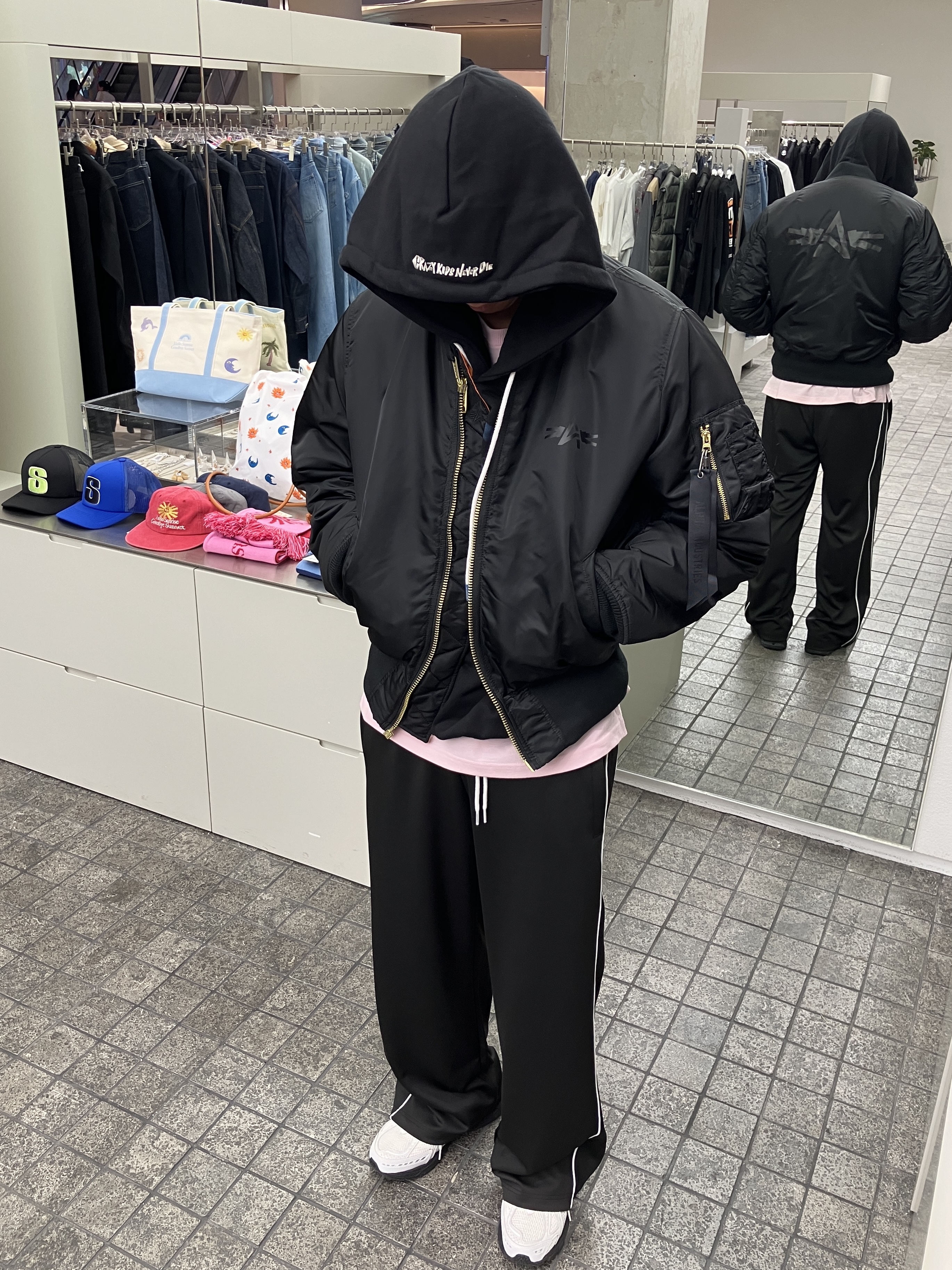 [LE SSERAFIM x Alpha Industries] MA-1 Flight Jacket 착용 스타일 - 1