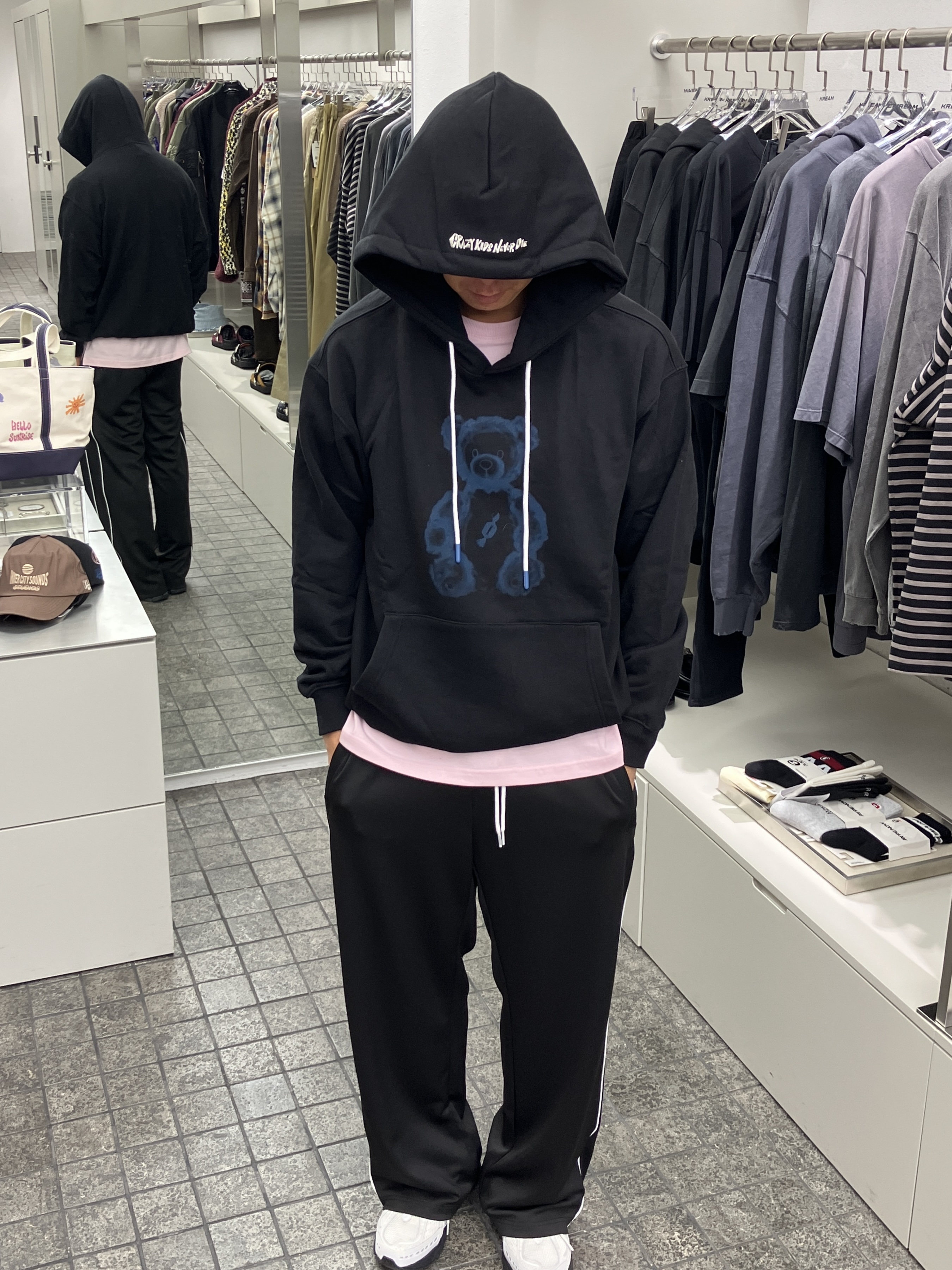 LE SSERAFIM Hoodie Black 착용 스타일