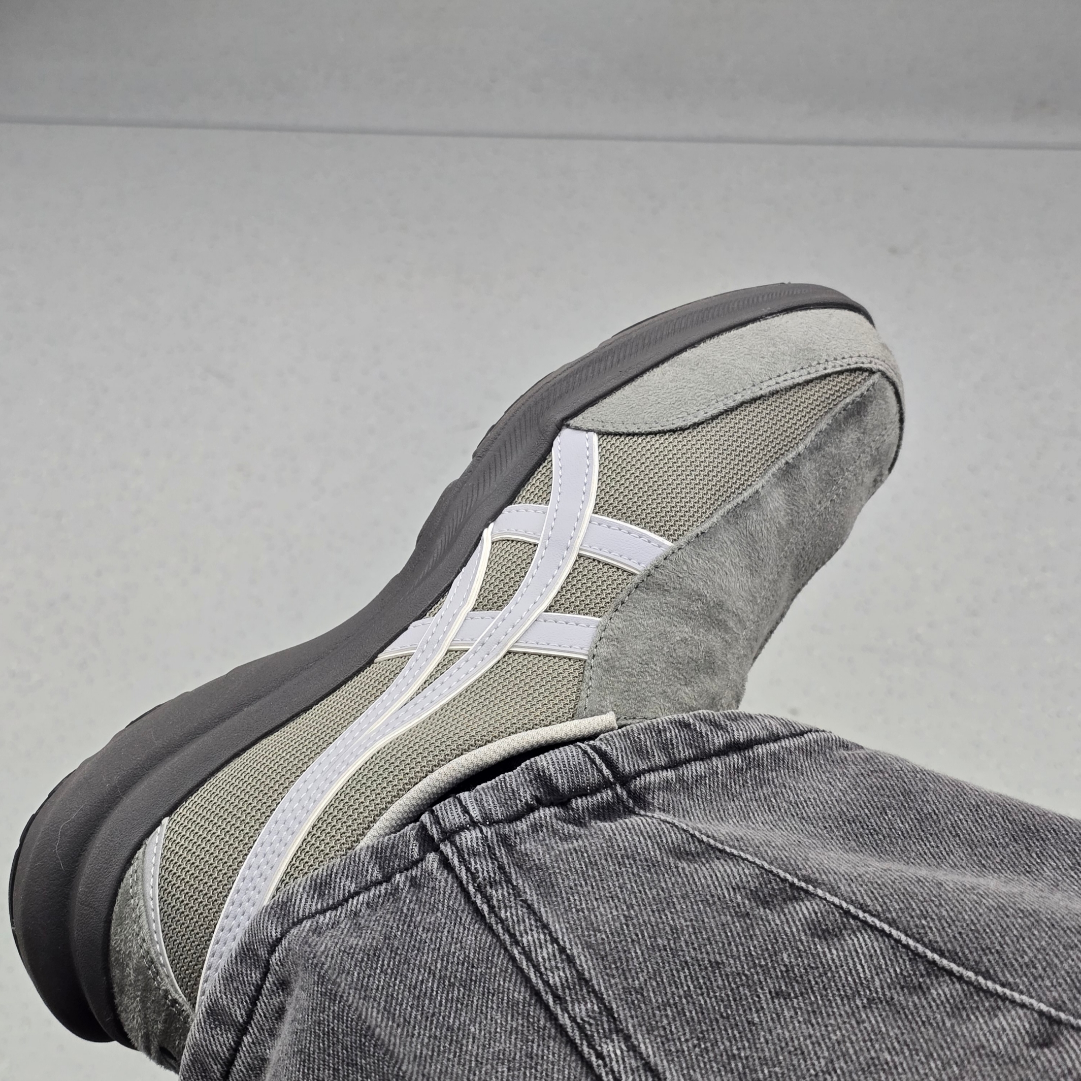 Asics Life Walker 010 Grey - 2E Wide 착용 스타일