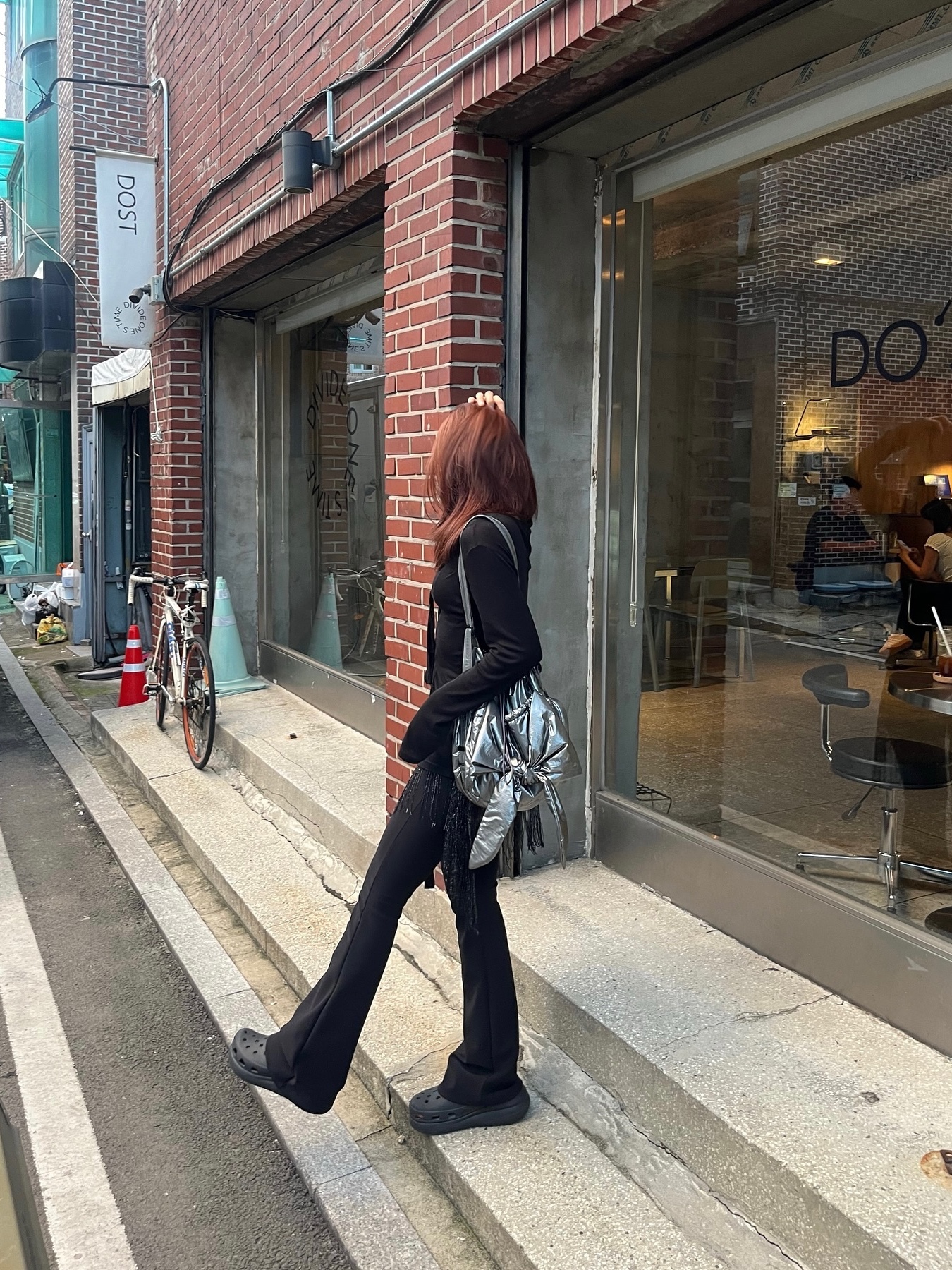 Athe Vanessabruno Ruban Backpack And Shoulder Bag Large Glossy Grey 착용 스타일 - 3