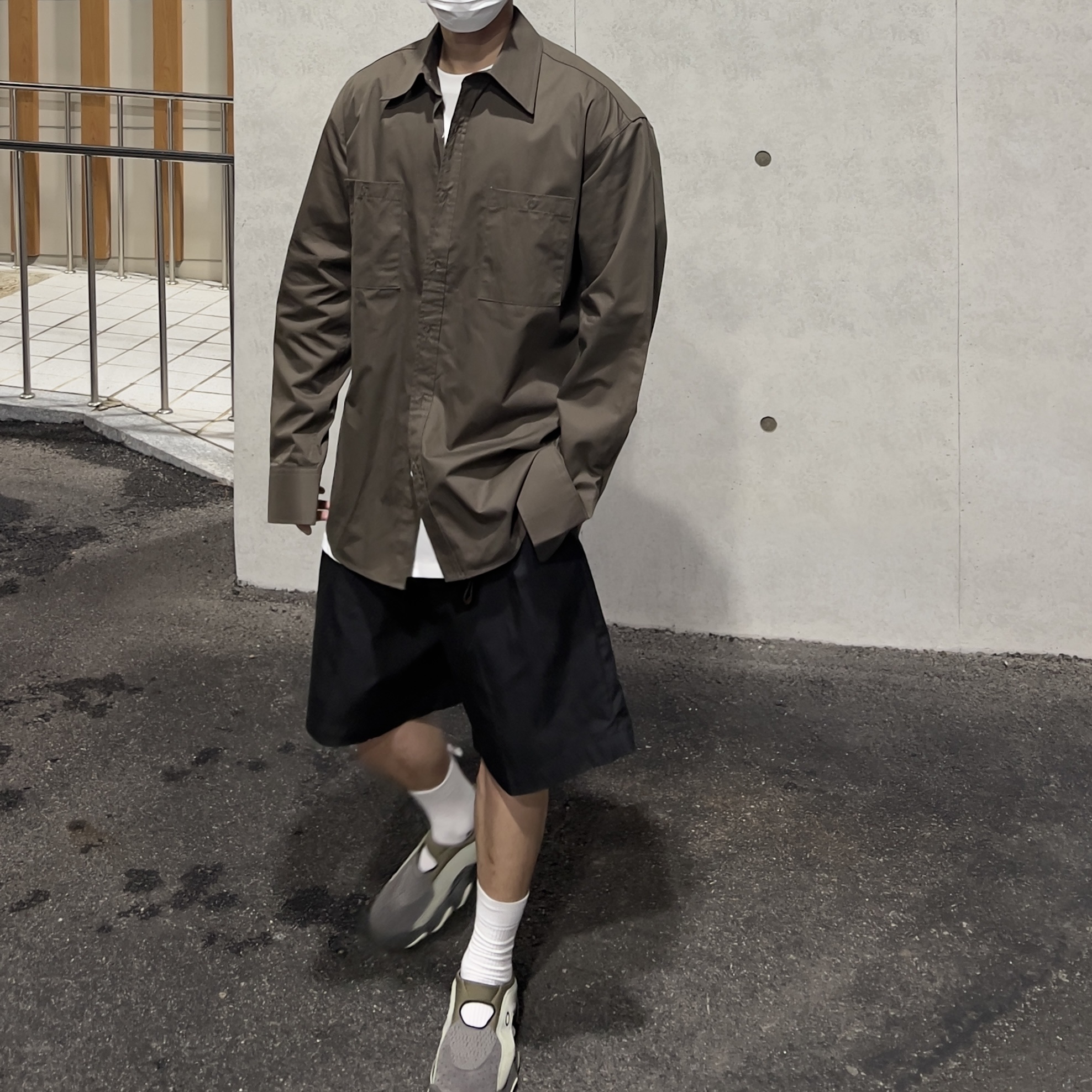 Oakley Factory Team x Brain Dead Flesh Sandal Iron Brown Grey, Oakley Factory Team x Brain Dead Flesh Sage Sand 착용 스타일 - 2