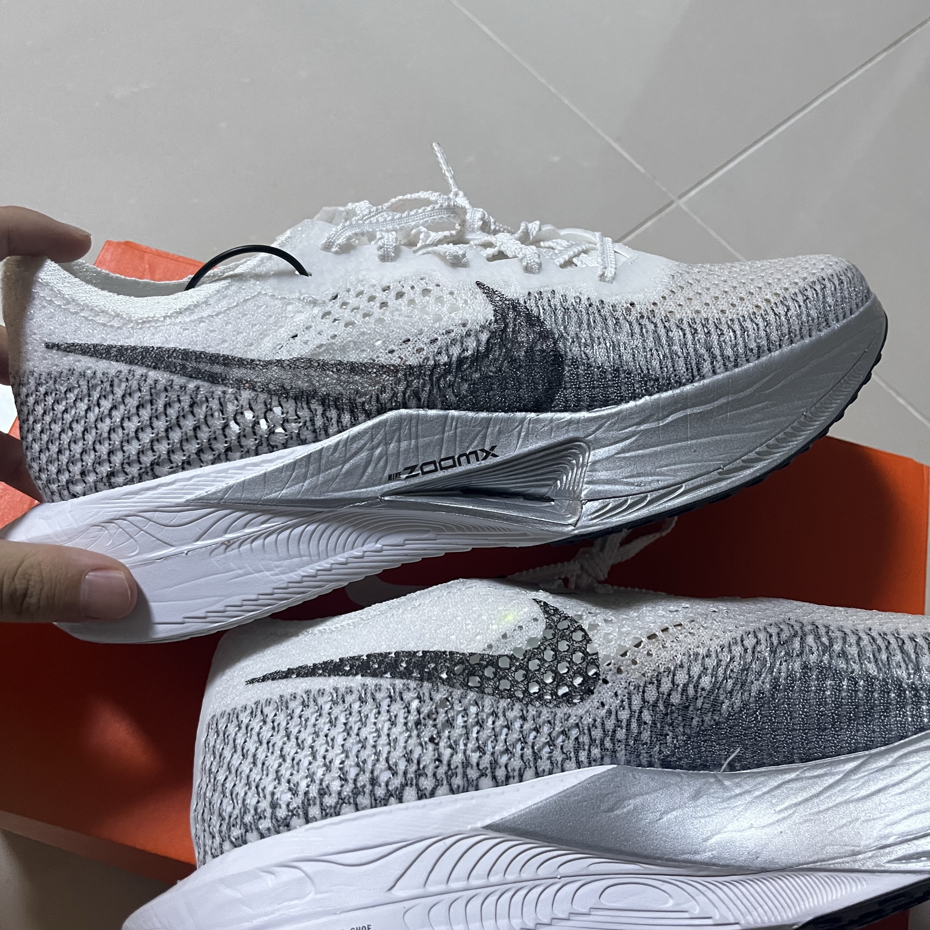 Nike ZoomX Vaporfly Next% 3 White Grey 착용 스타일 - 1