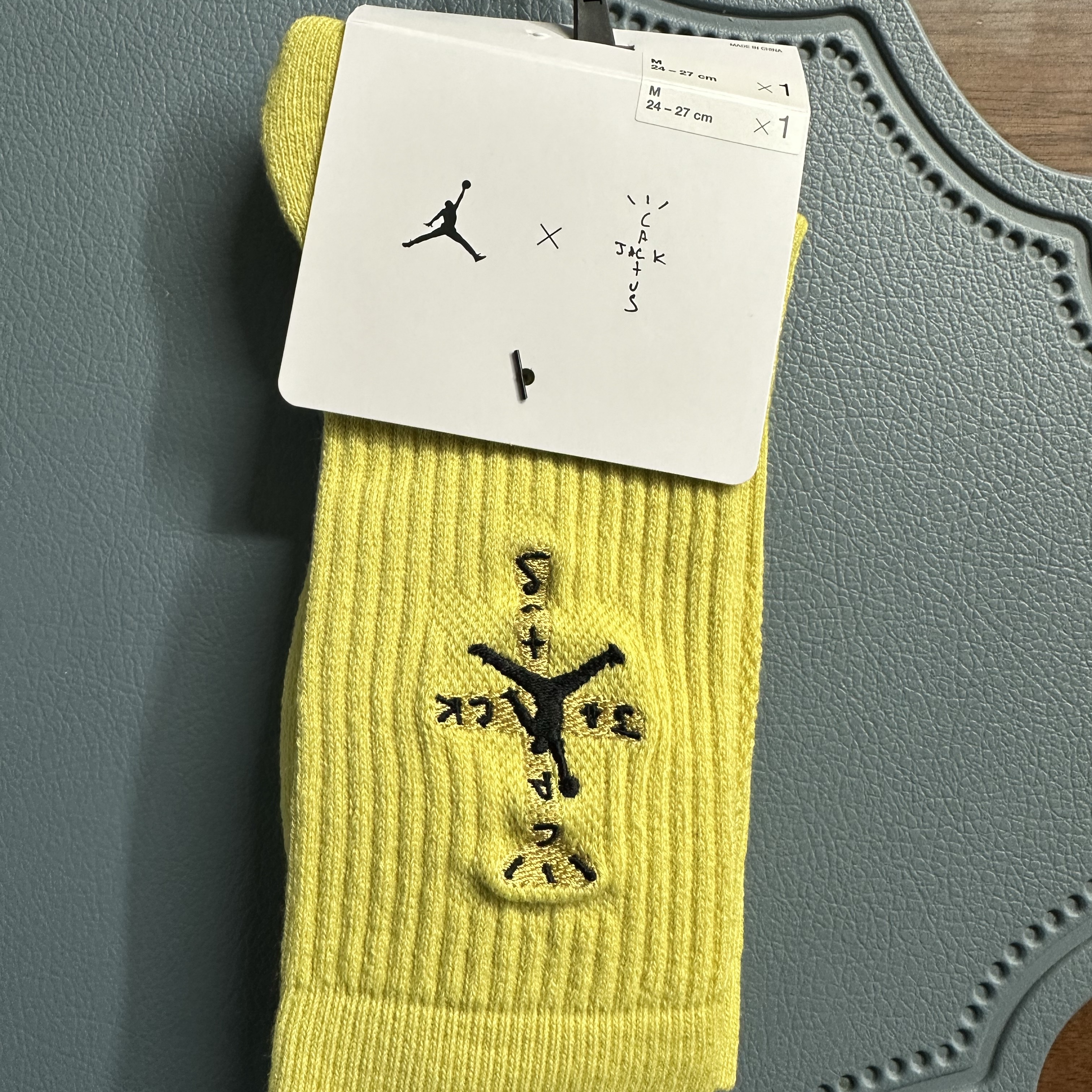 Jordan x Travis Scott Cushioned Crew Socks Celery 착용 스타일 - 2