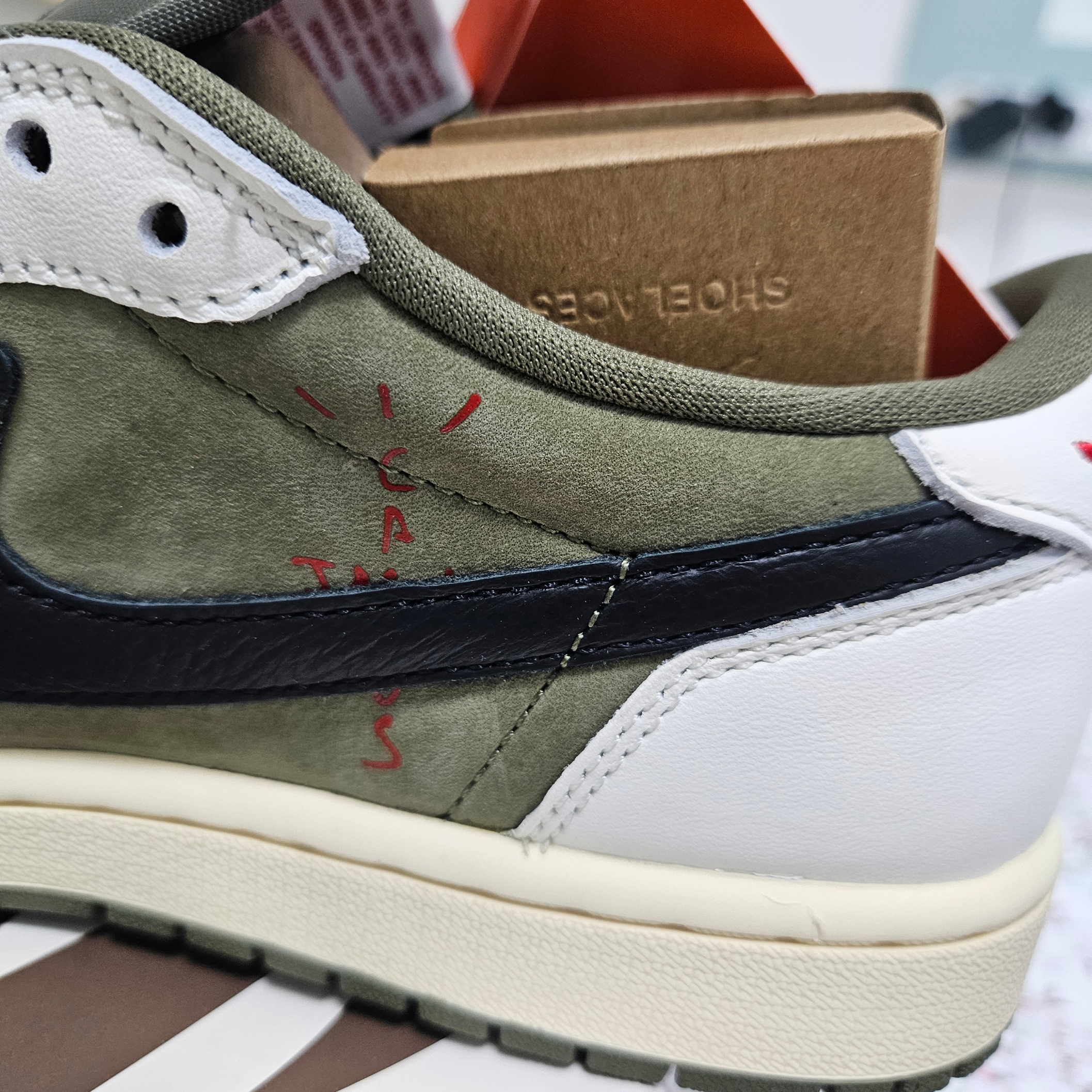 Jordan 1 x Travis Scott Retro Low OG SP Reverse Olive 착용 스타일 - 4
