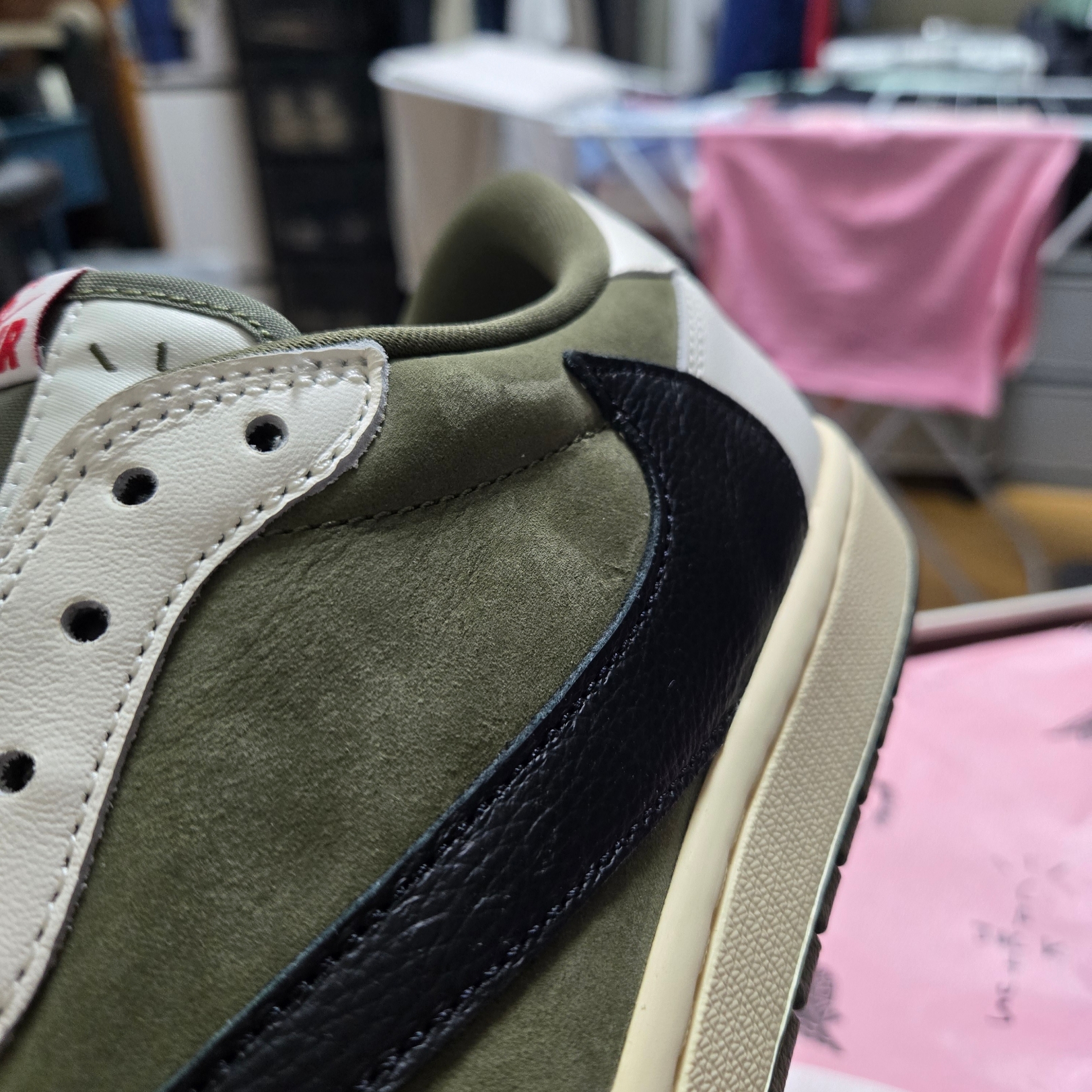 Jordan 1 x Travis Scott Retro Low OG SP Reverse Olive 착용 스타일 - 3