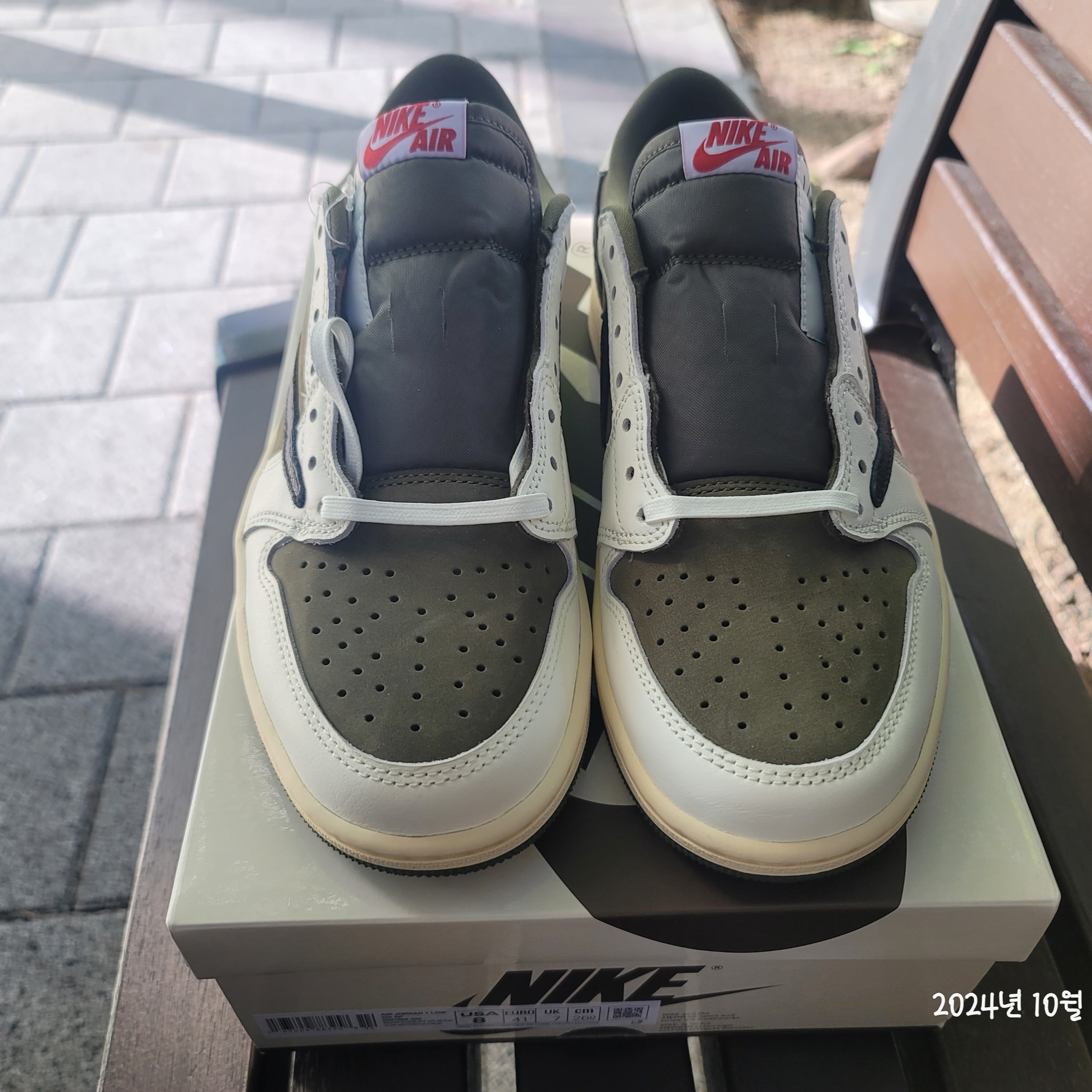 Jordan 1 x Travis Scott Retro Low OG SP Reverse Olive 착용 스타일 - 3