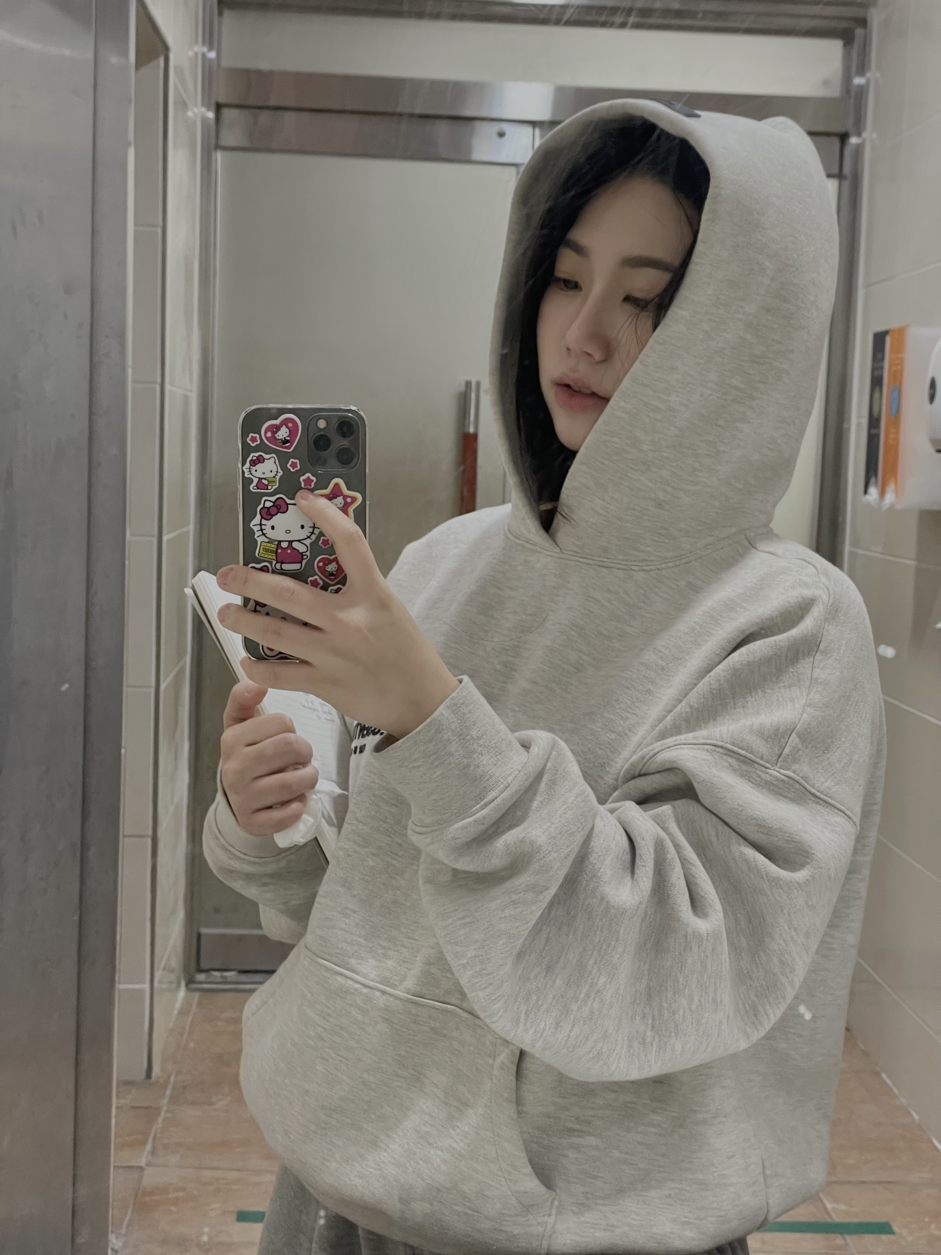 Essentials The Core Collection Hoodie Light Oatmeal 착용 스타일
