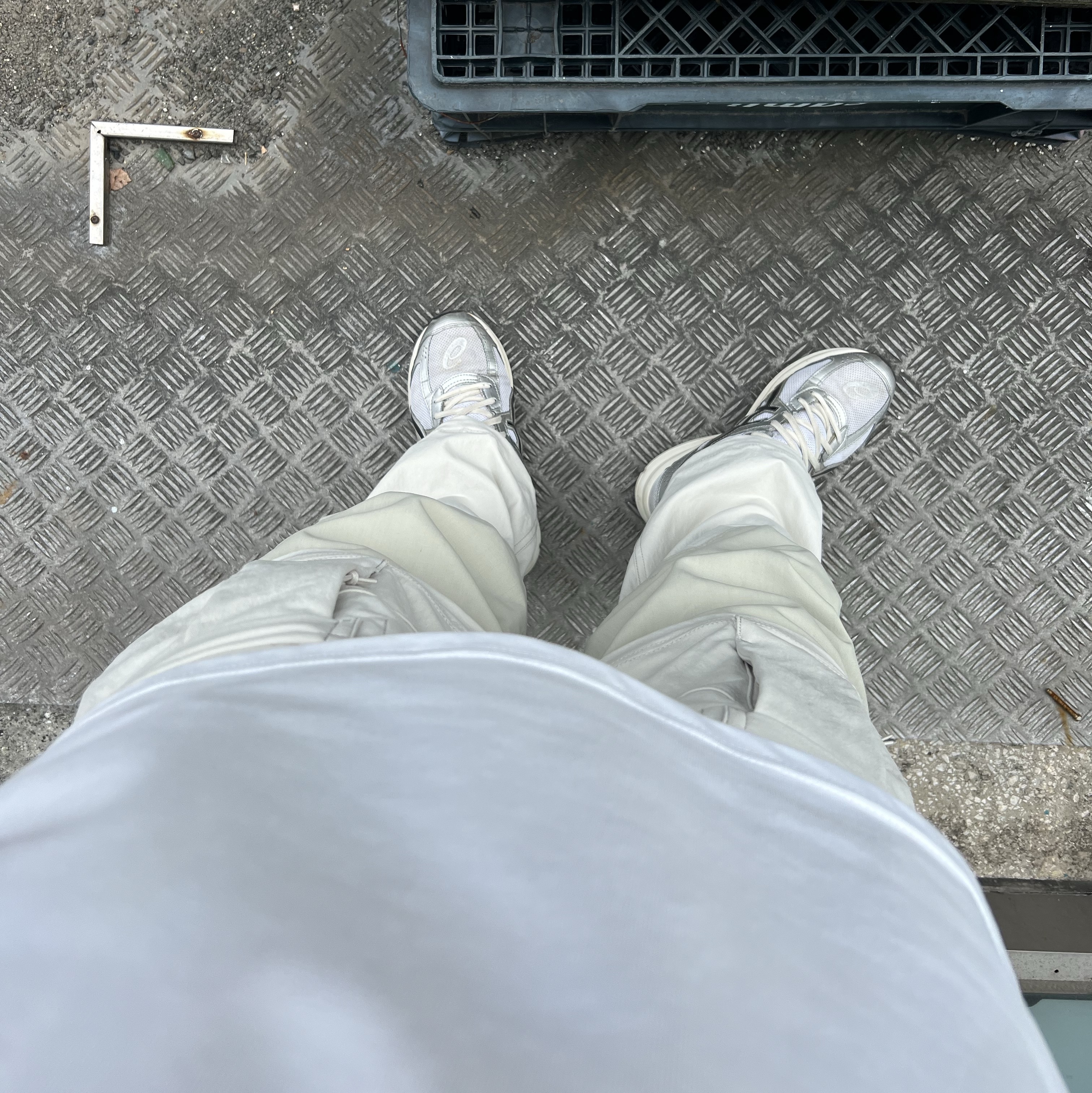 Asics Jog 100 S White Black - 2E Wide, Nike ACG Smith Summit Cargo Pants Light Bone - Asia 착용 스타일