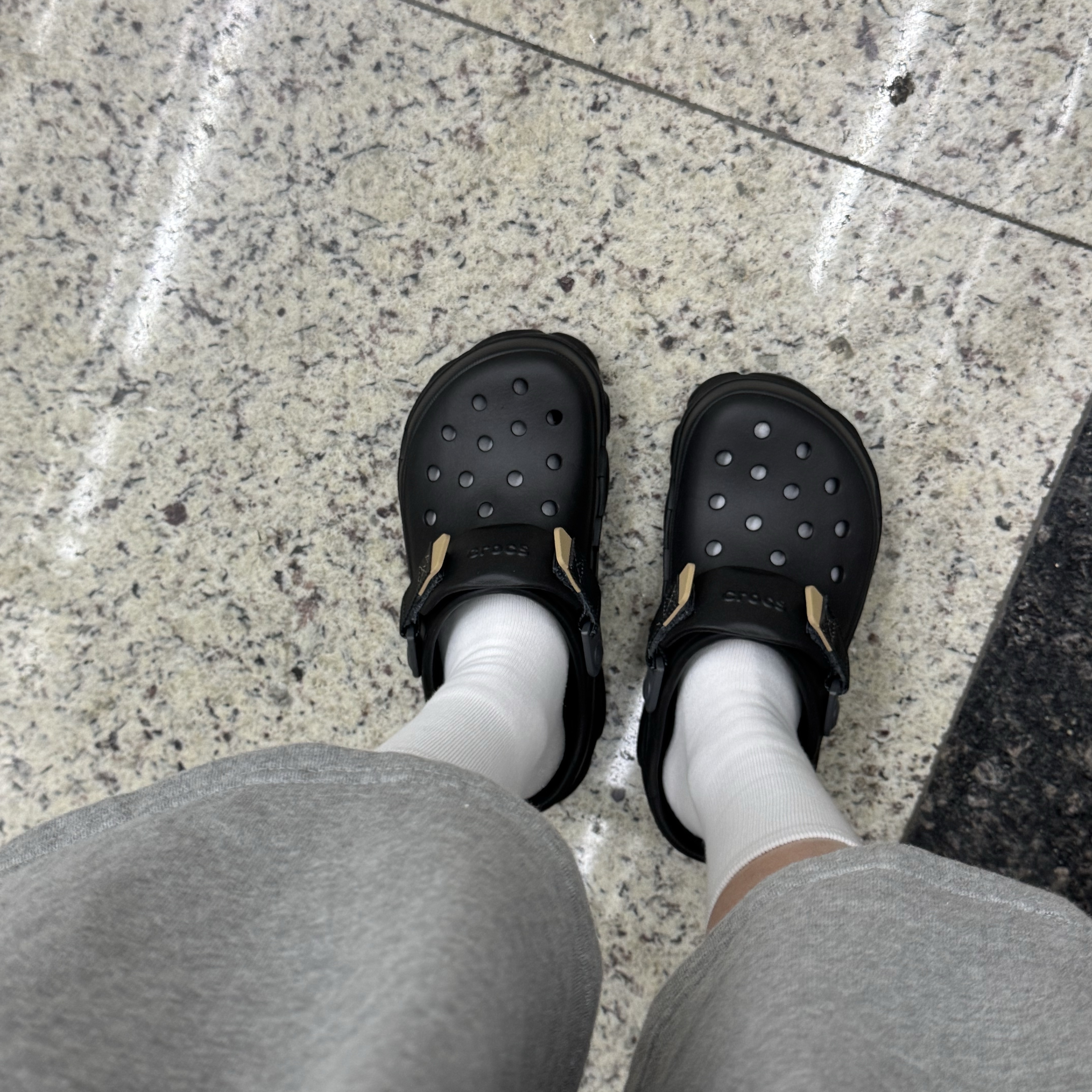 Crocs All Terrain Clog Black 착용 스타일