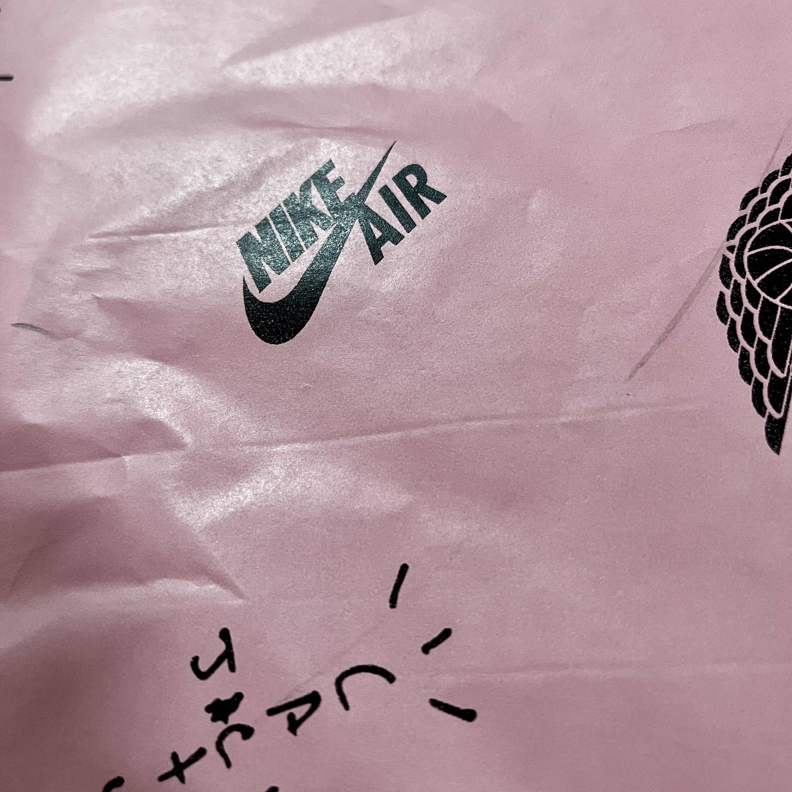 Jordan 1 x Travis Scott Retro Low OG SP Reverse Olive, The North Face Quantum Nuptse RDS Down Jacket Silver Gray 착용 스타일 - 3