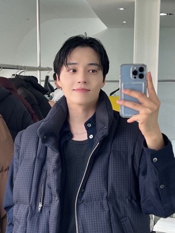 [KREAM 단독 / 예약 배송] Haleine Detachable Midneck Goose Down Jacket Navycheck (VJ403) 착용 스타일