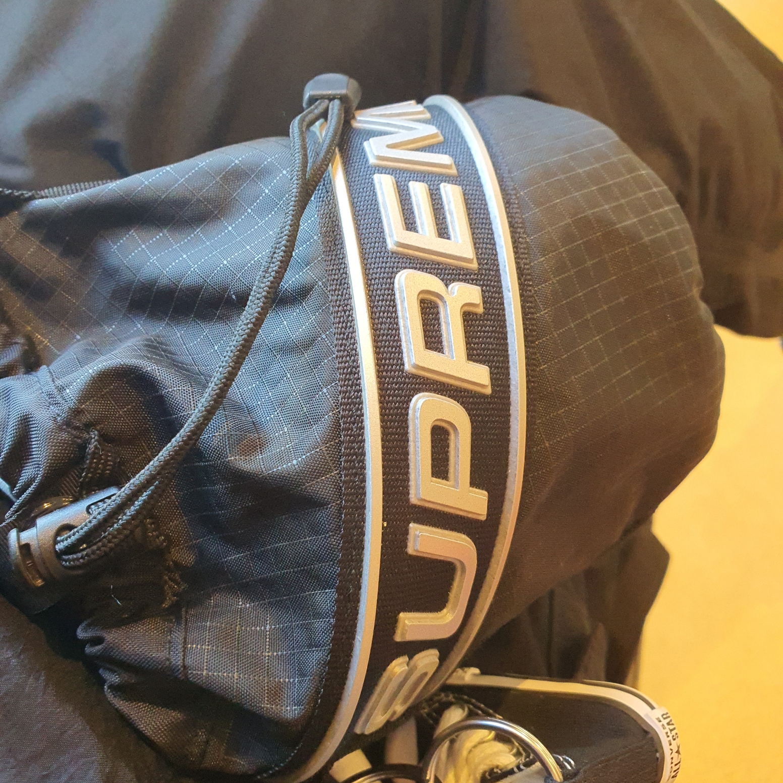 Supreme Small Cinch Pouch Black - 23FW 착용 스타일