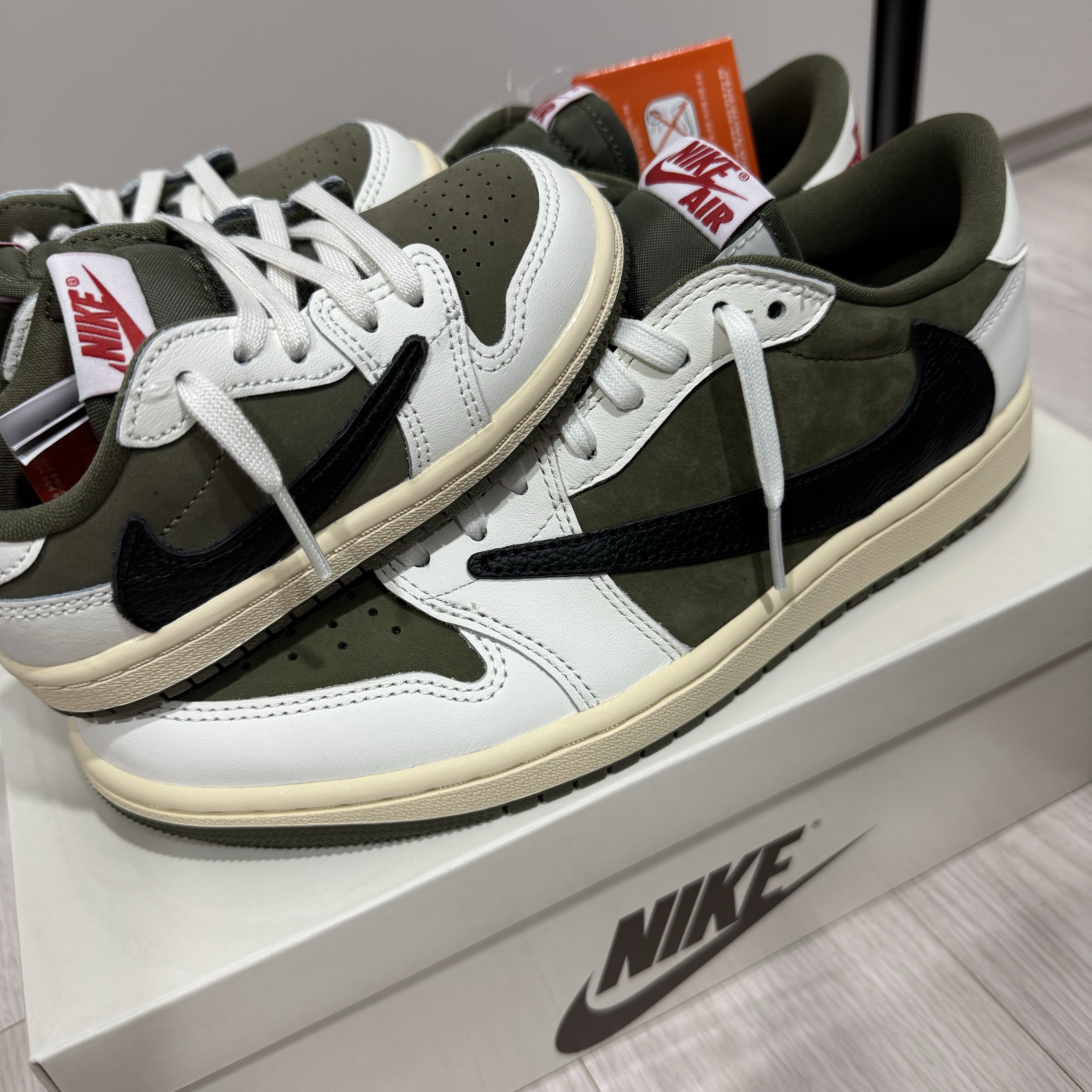 Jordan 1 x Travis Scott Retro Low OG SP Reverse Olive, (TD) Jordan 1 x Travis Scott Retro Low OG SP Reverse Olive 착용 스타일