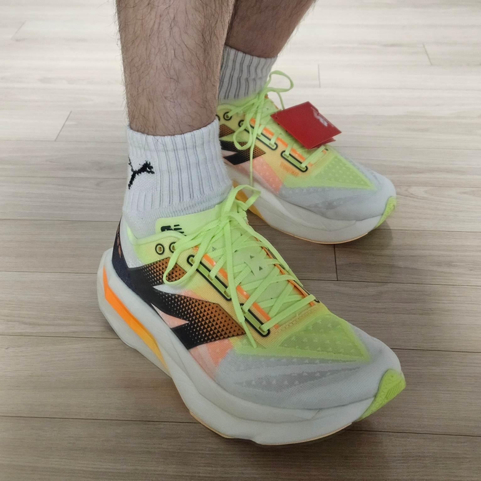 New Balance Fuelcell Supercomp Elite v4 White Bleached Lime Glow - D Standard 착용 스타일 - 2