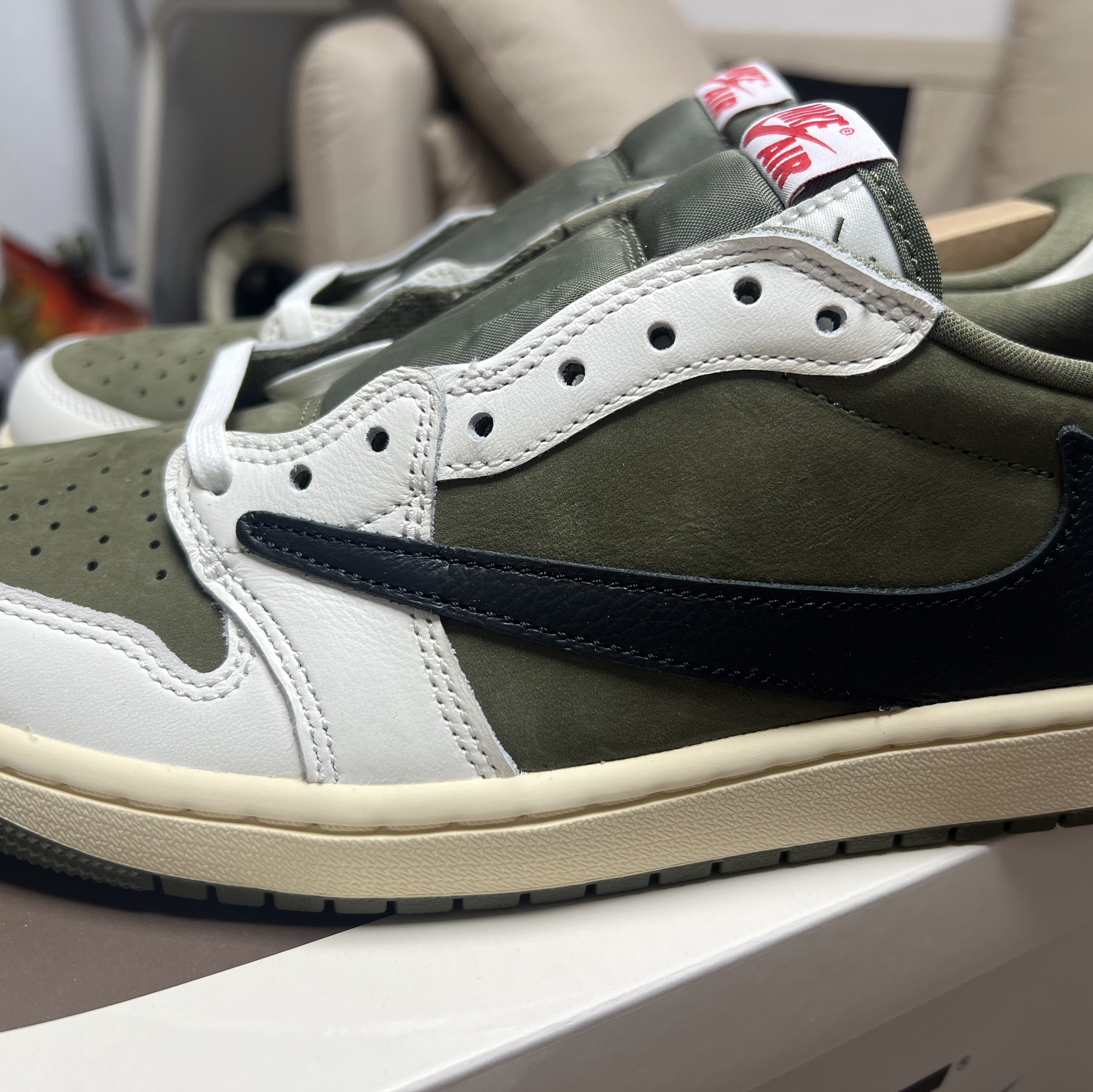 Jordan 1 x Travis Scott Retro Low OG SP Reverse Olive 착용 스타일 - 3