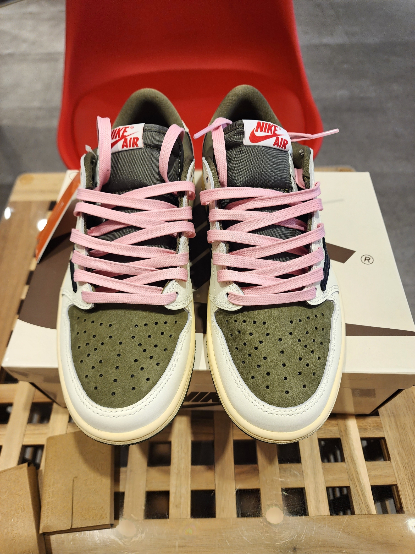 Jordan 1 x Travis Scott Retro Low OG SP Reverse Olive 착용 스타일 - 5