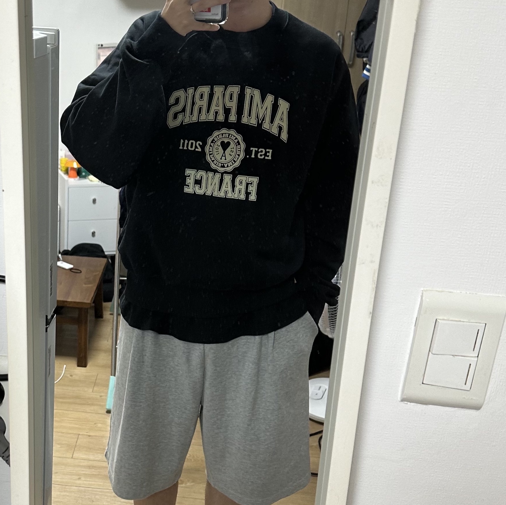 AMI Paris France Sweatshirt Black 착용 스타일